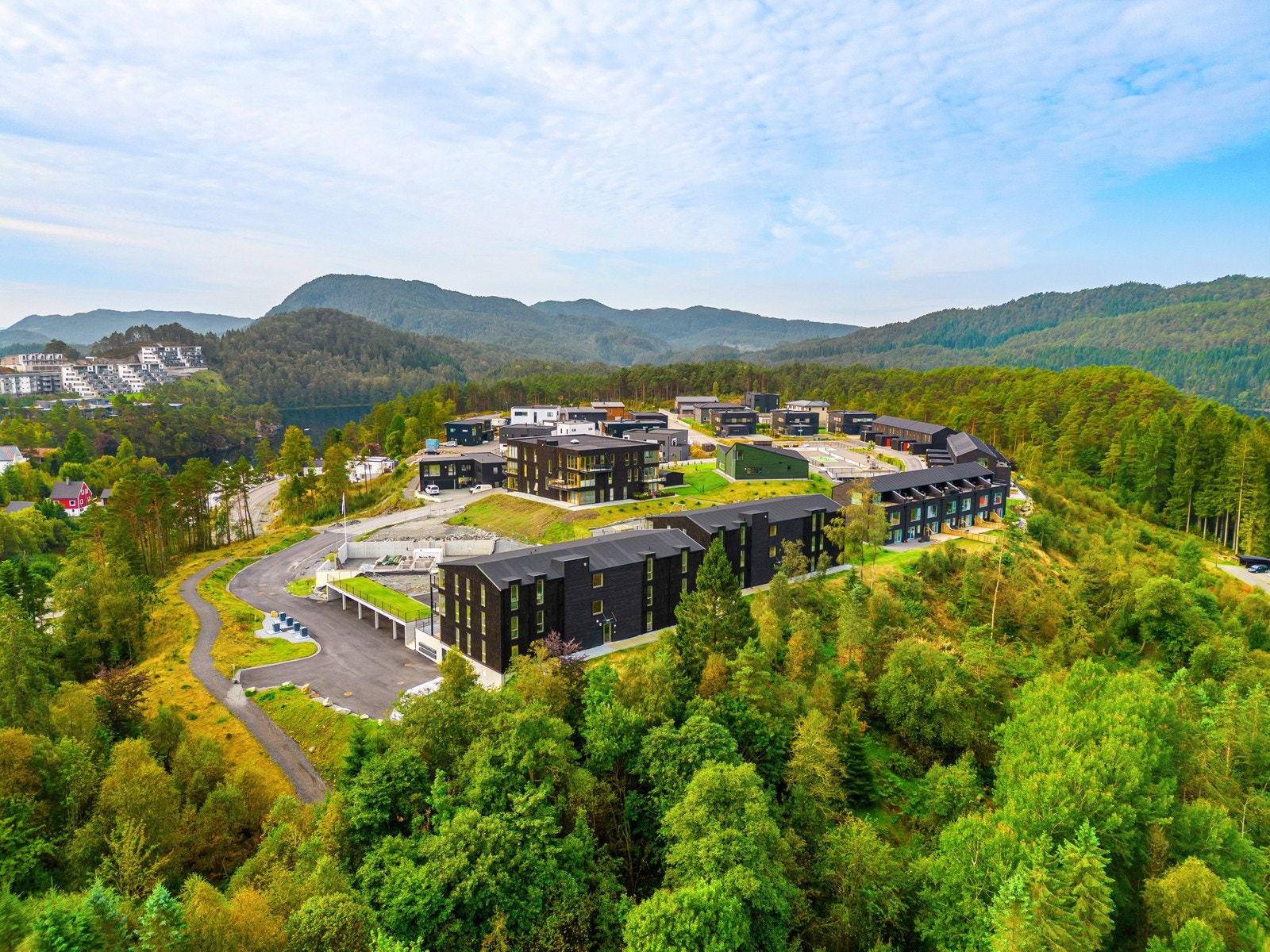 Oversiktsbilde. Flott natur, mye er ferdig bygget, Galleribilde