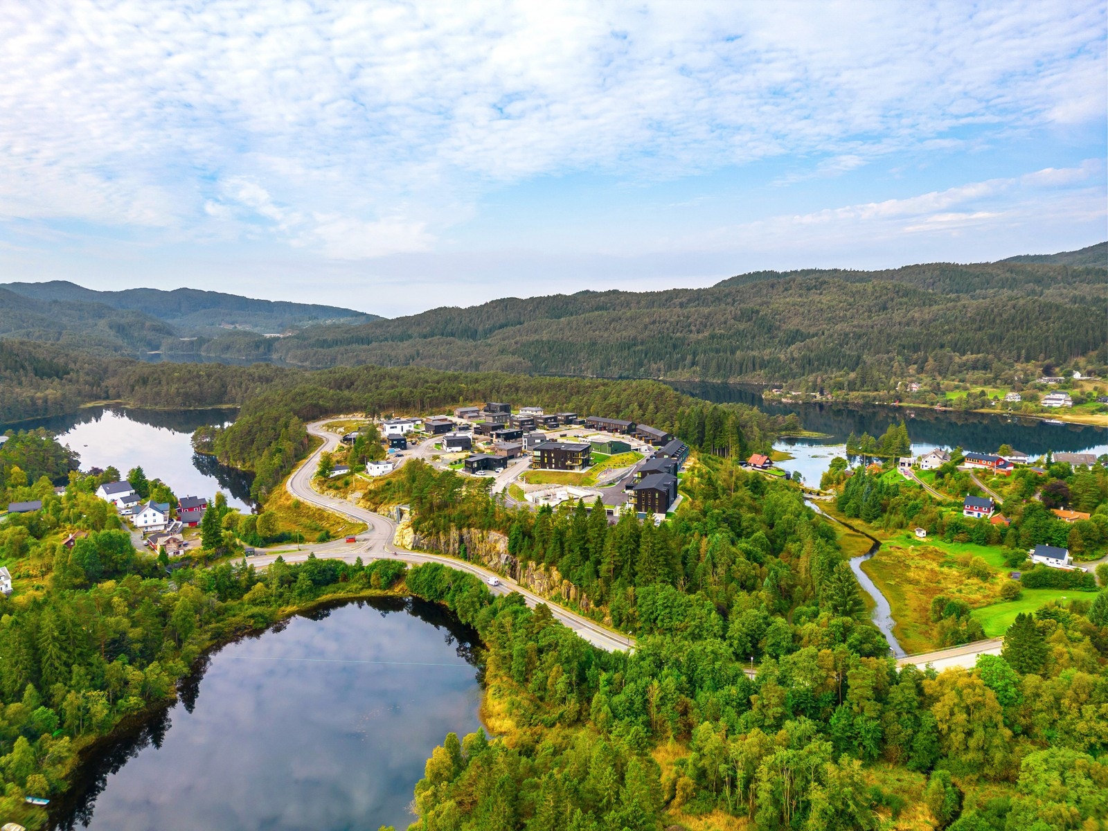 Område er frodig, solrikt, trygt og landlig. Kun 4 minutter til påkjøring nye E39, 7 minutter til Os Sentrum og 12 minutter til Nesttun. Galleribilde