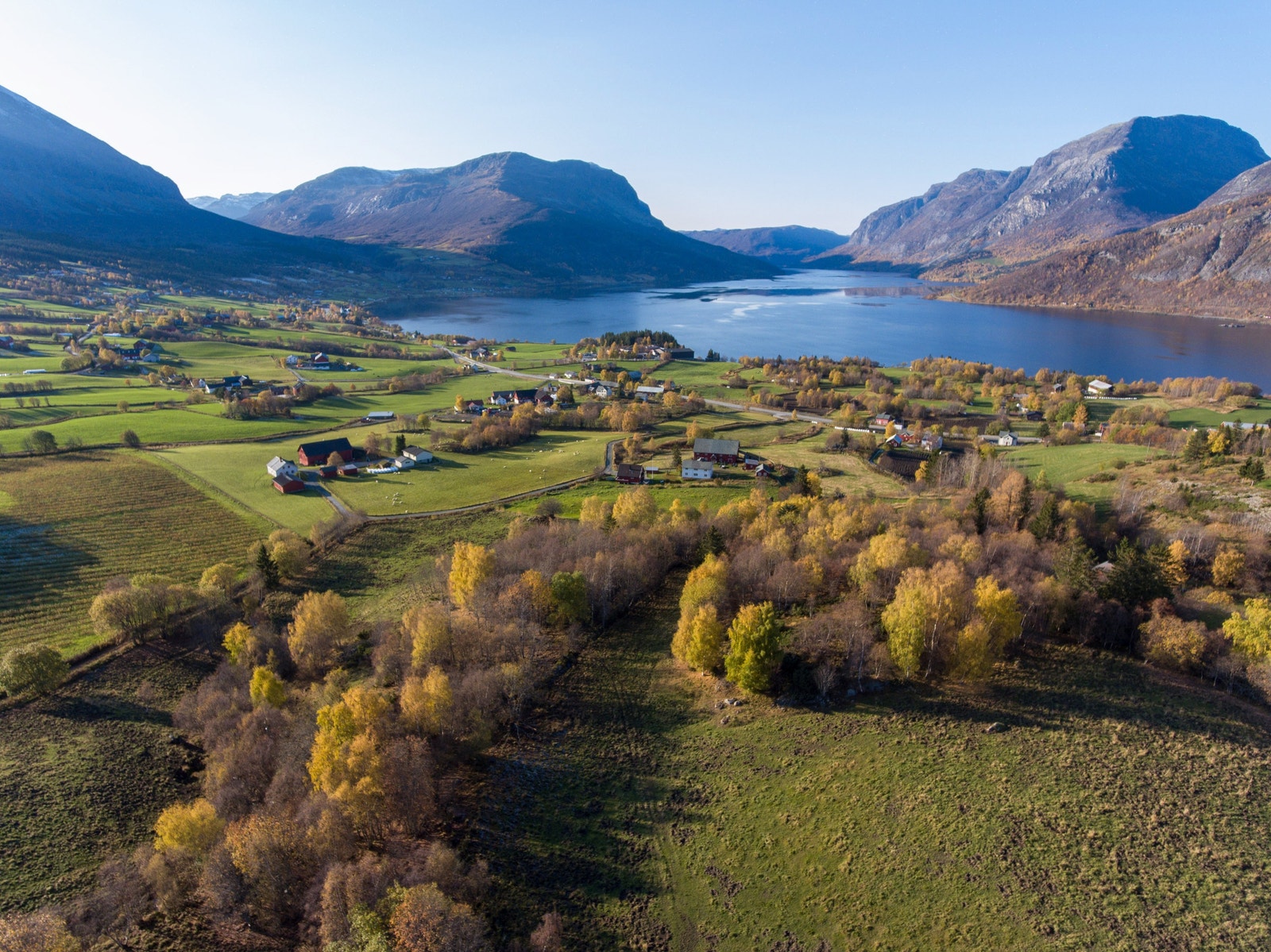 Dronefoto av området, tomt 2 ligg i venstre bildekant. Galleribilde
