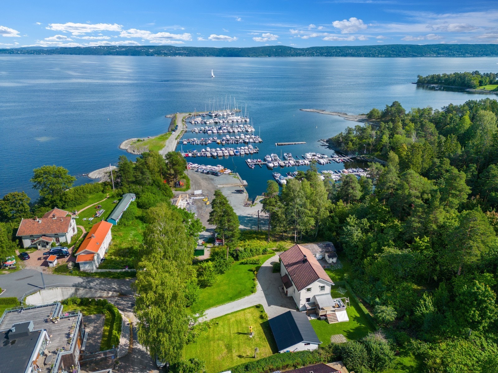 Dronebilde av huset og den unike beliggenheten ved sjøen Galleribilde