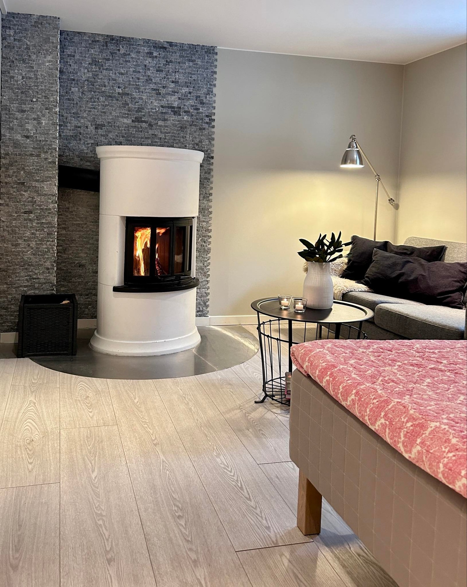 Koselig vedovn i stuen Galleribilde