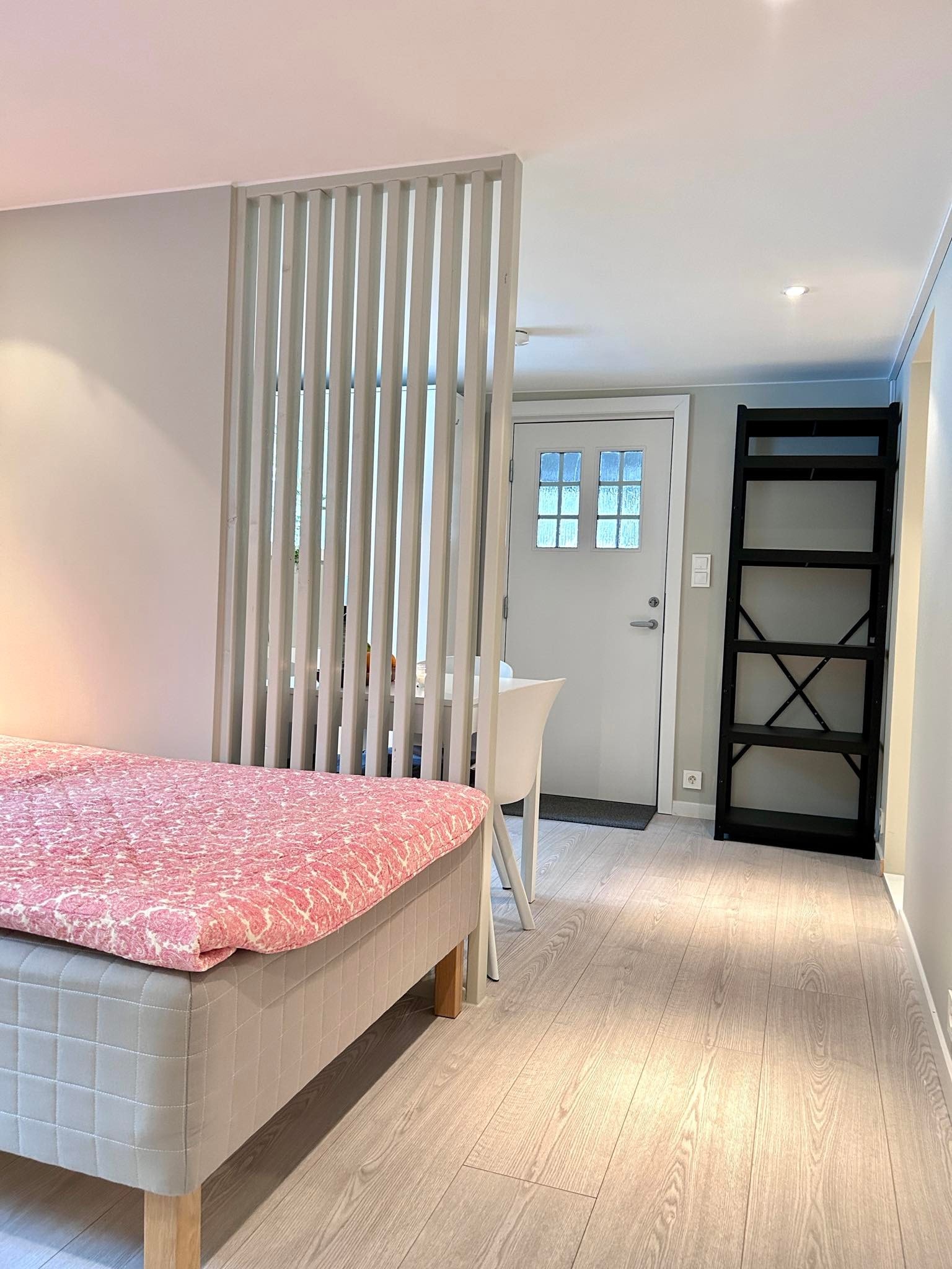 Romslig gang til spisestue/kontor og inngangsdør Galleribilde