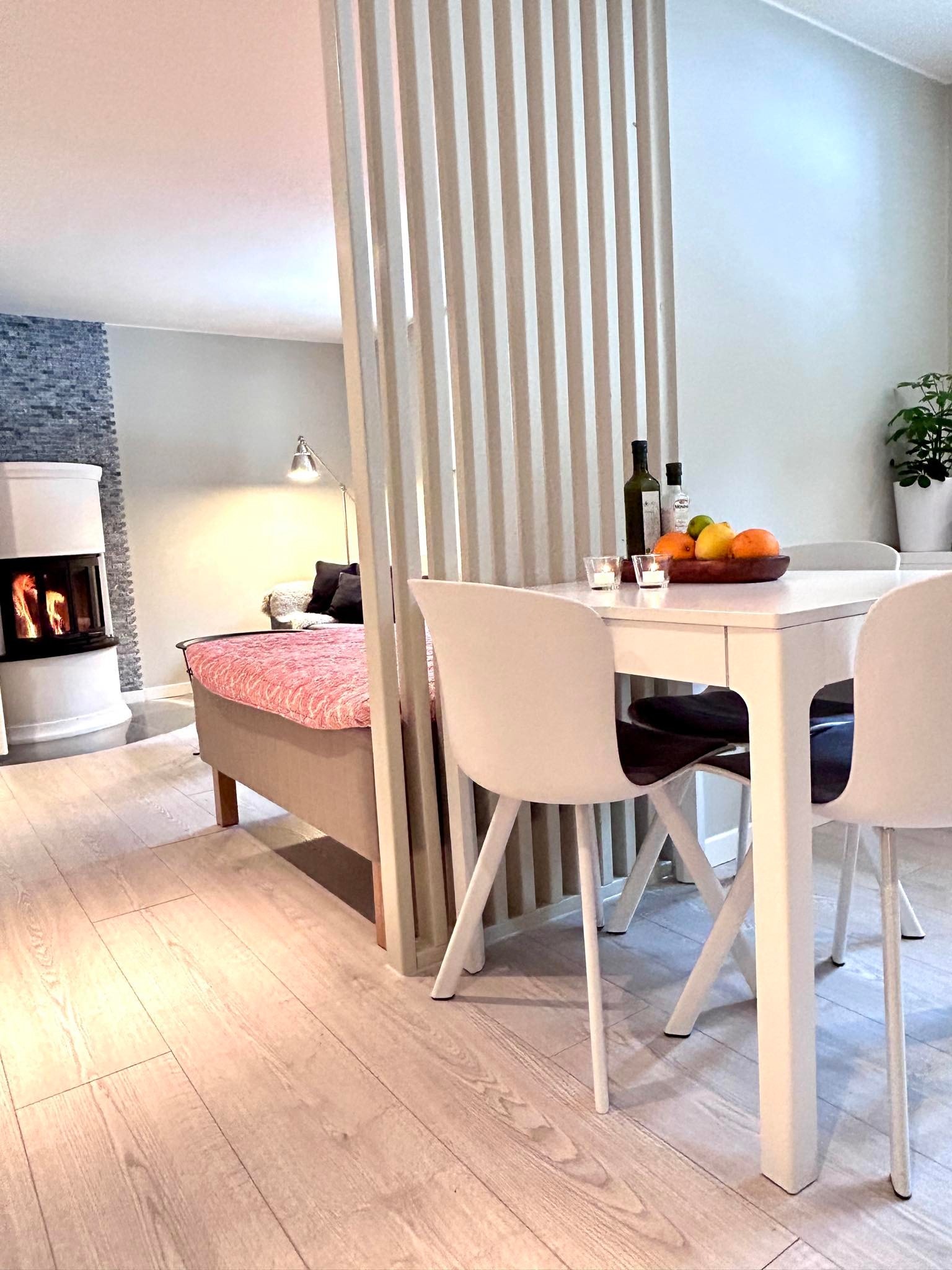 Bordet er uttrekkbart og funker like bra som kontorpult Galleribilde