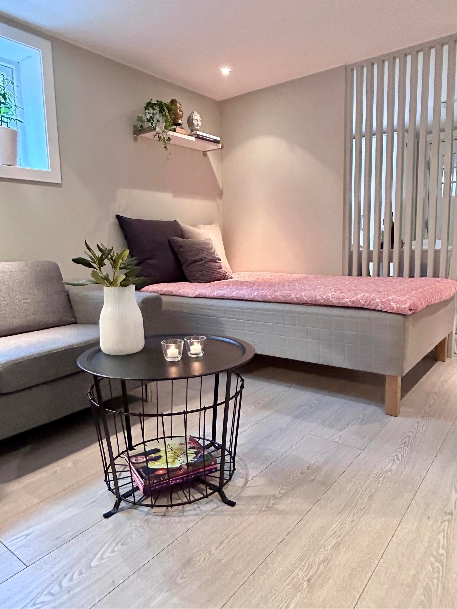 Meget god seng (120 cm) med ny overmadrass Galleribilde