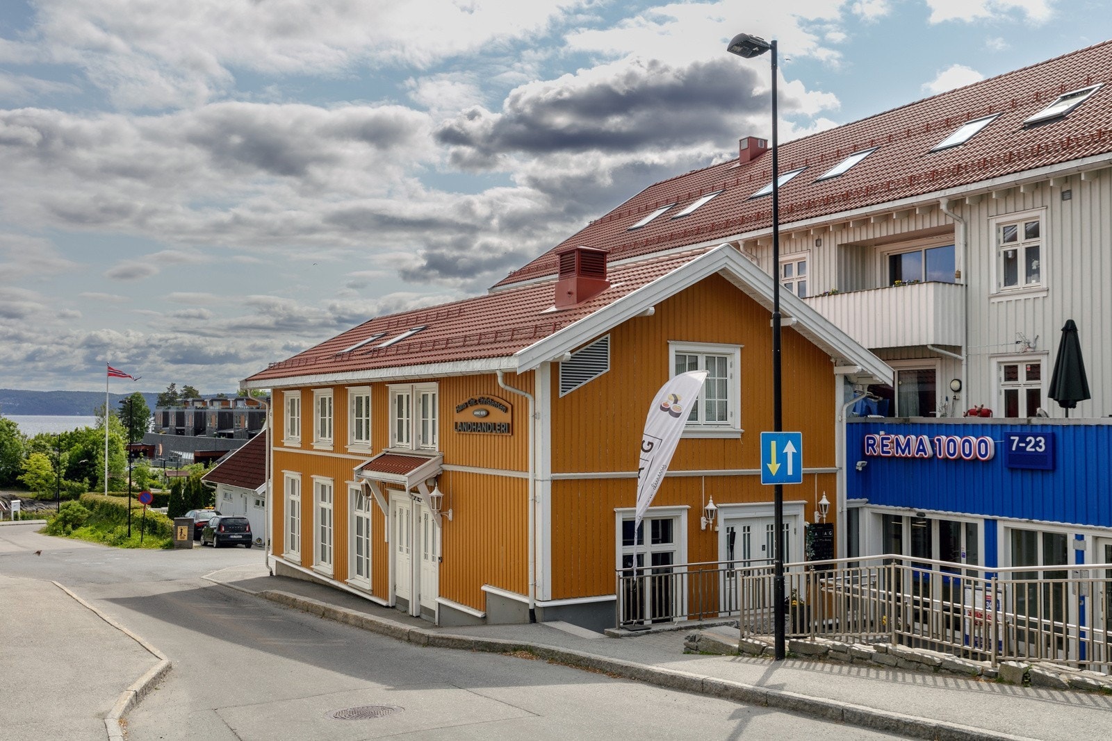 Rema 1000 og sushirestaurant (én av flere restauranter) Galleribilde