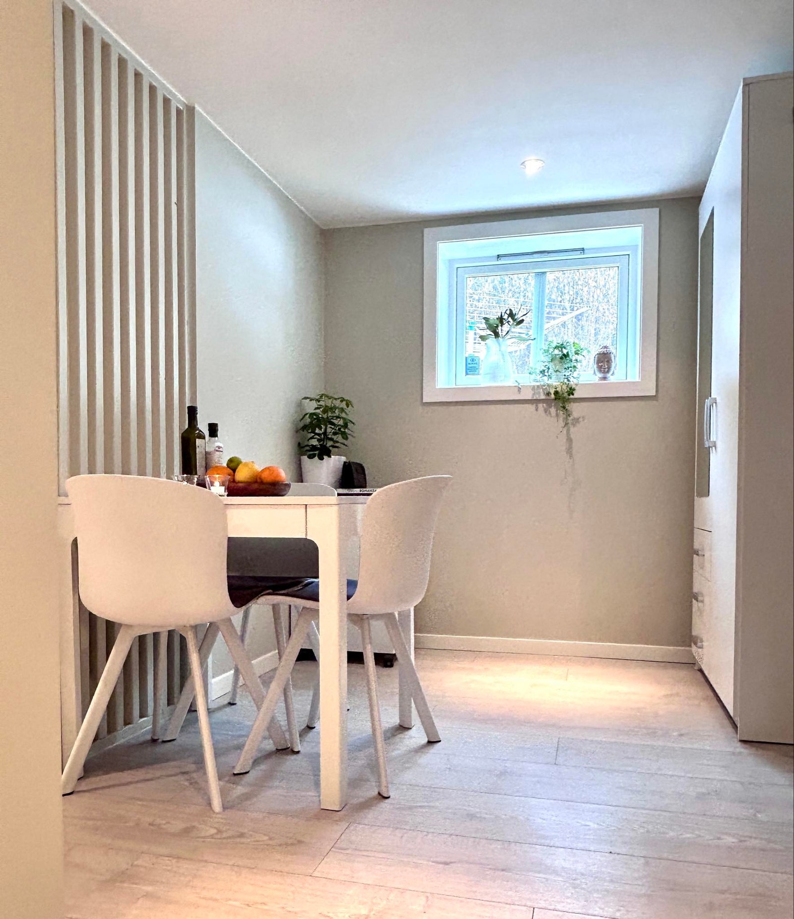 4 personer sitter fint rundt bordet Galleribilde