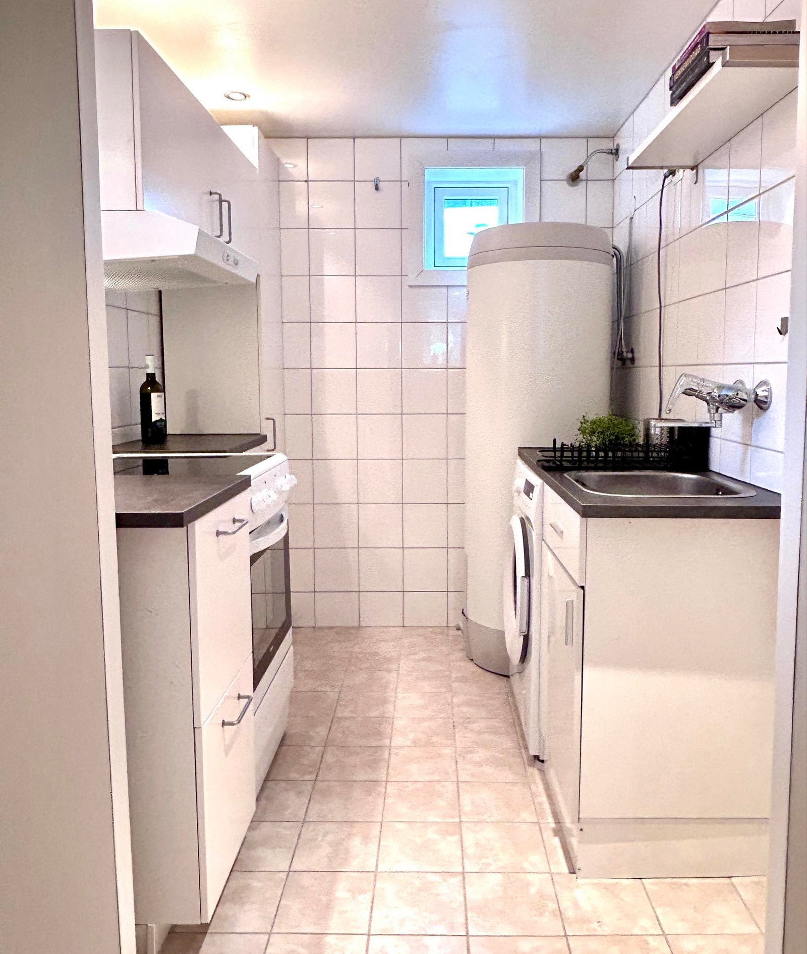 Nyoppusset kjøkken med ny fryser/kjøl, komfyr, mikrobølgeovn, ventilator, vaskemaskin, mini-oppvaskmaskin, vask, inkl. masse kjøkkenutstyr Galleribilde