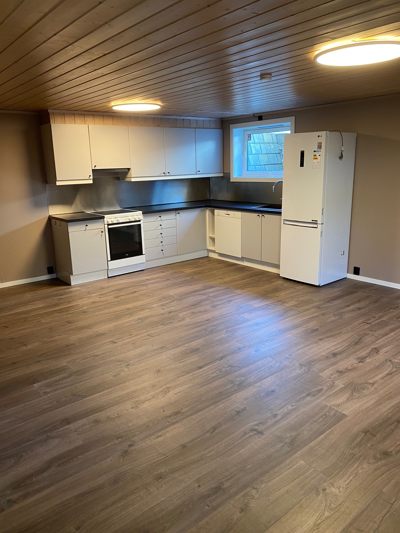 Stue og kjøkken i åpen løsning Galleribilde