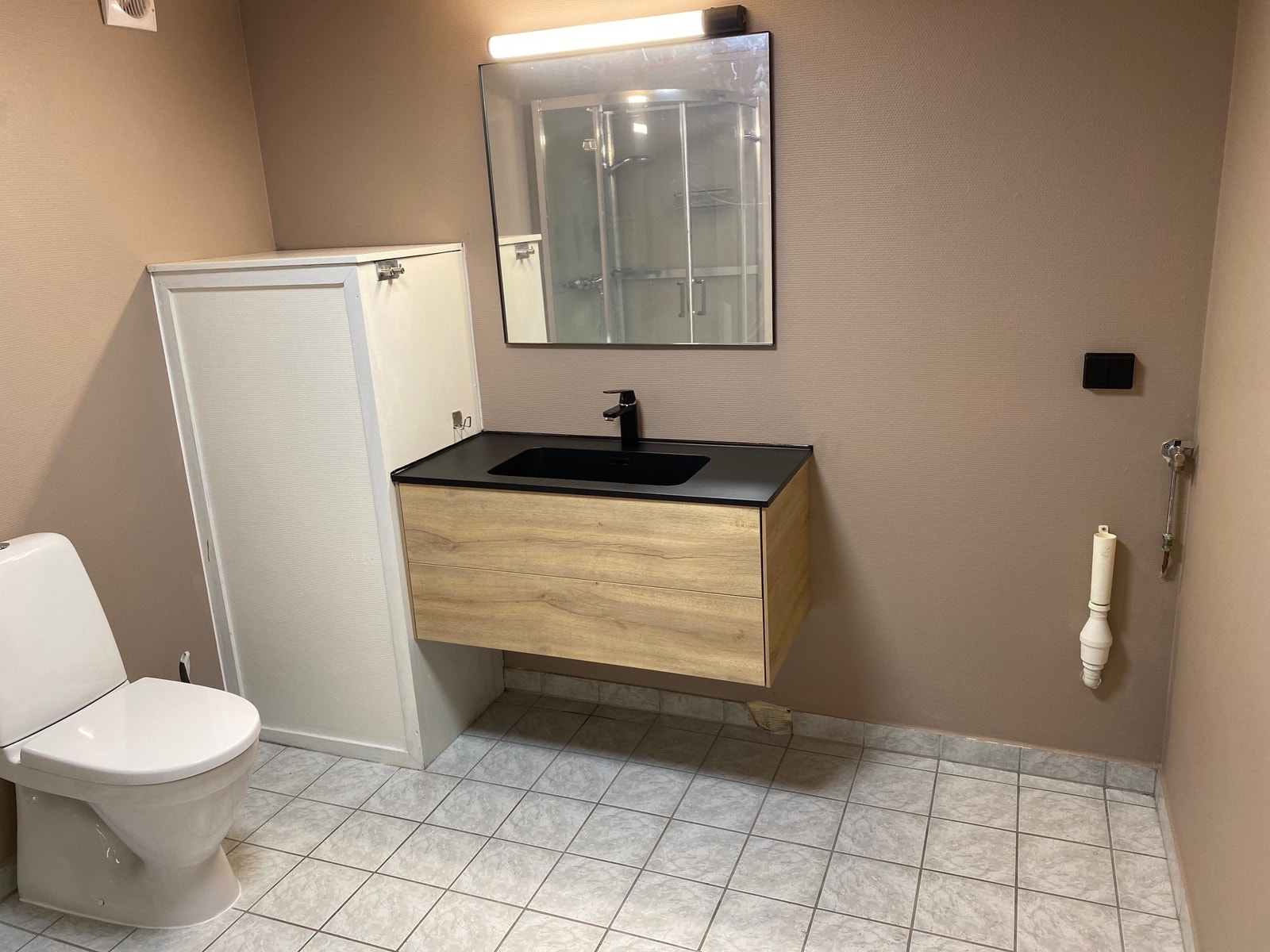 Bad og toalett (helt ny baderomsmøbler) Galleribilde