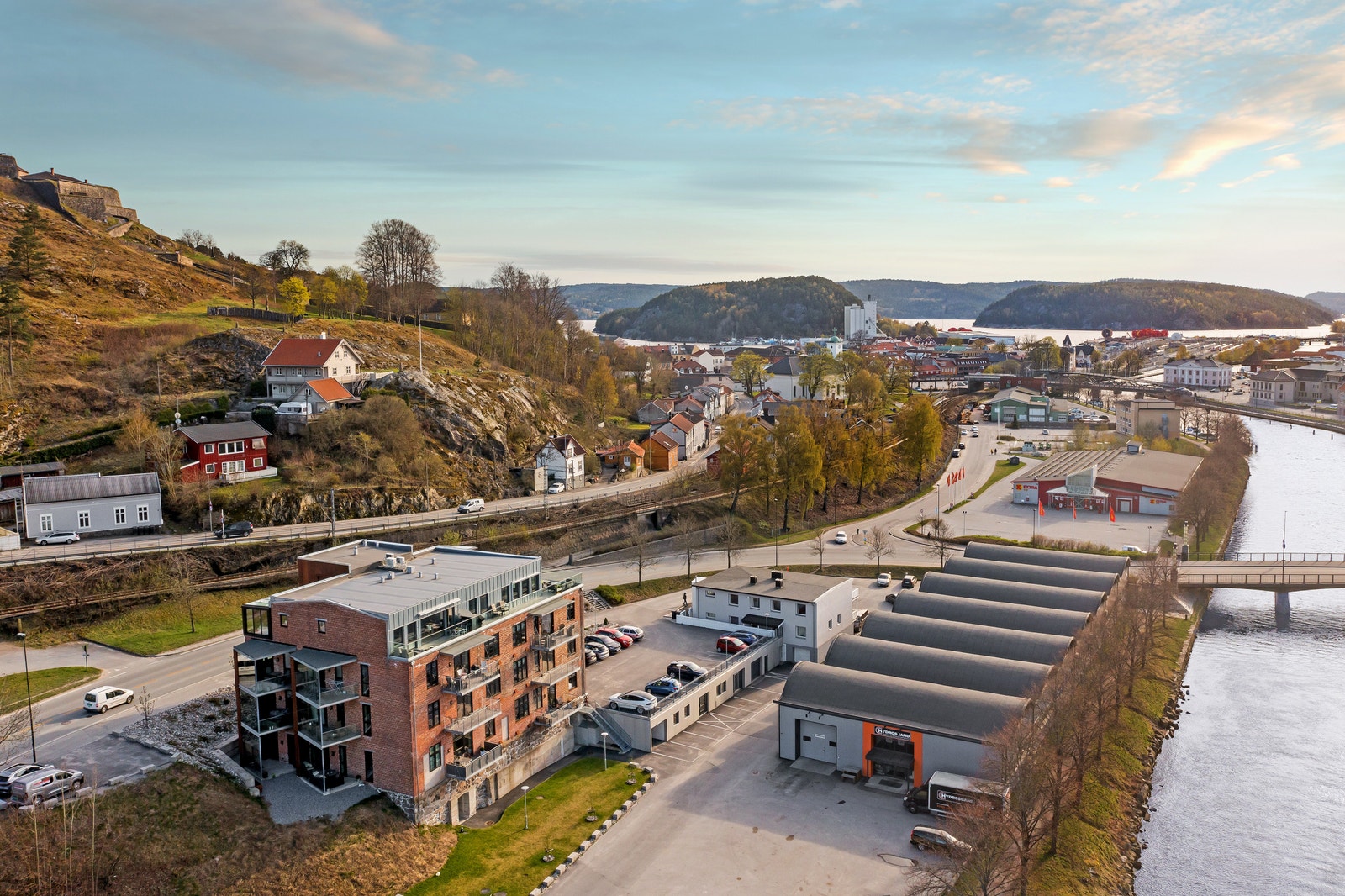 Batterifabrikken med sentral beliggenhet langs Tista elven og ved foten av Fredriksten festning. 5 min gåtur til sentrum. Galleribilde