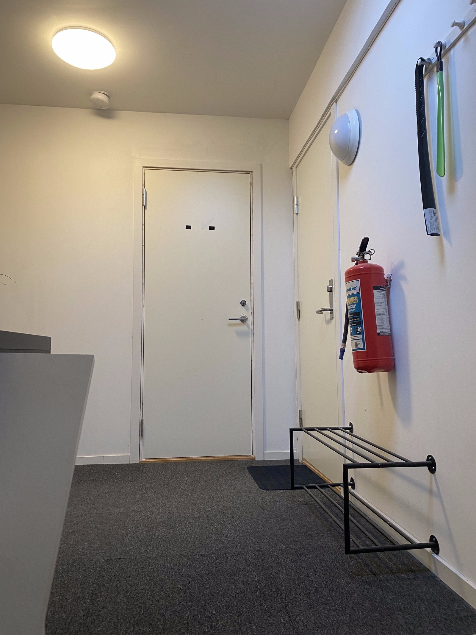 Inngangspartiet. Bod rett frem og inngangsdør til leiligheten til høyre Galleribilde