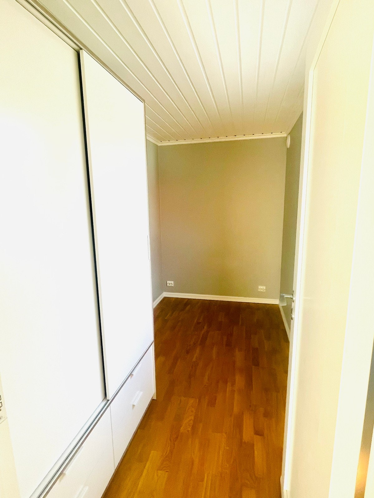 Separat soverom med vindu, garderobeskap, plass til 140/160cm seng x 200cm Galleribilde