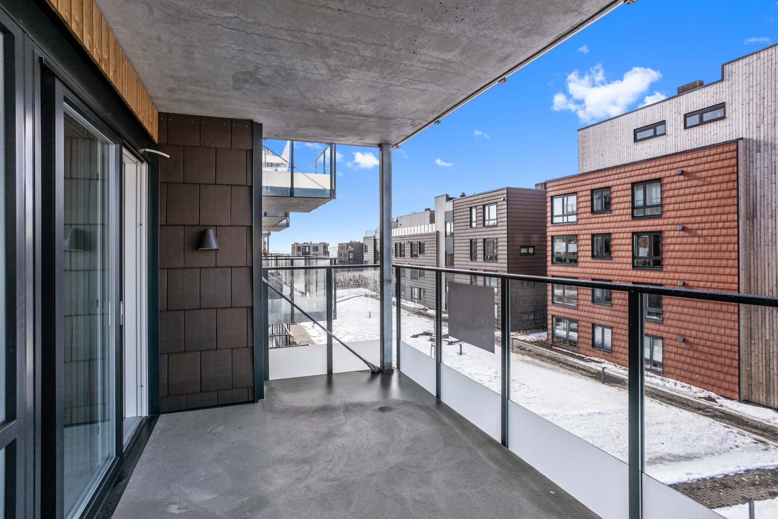 Romslig og overbygget vestvendt balkong. Galleribilde