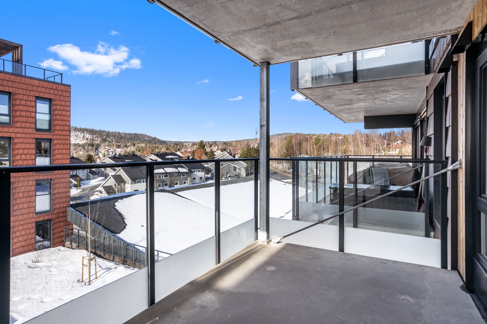 Romslig og overbygget vestvendt balkong. Galleribilde