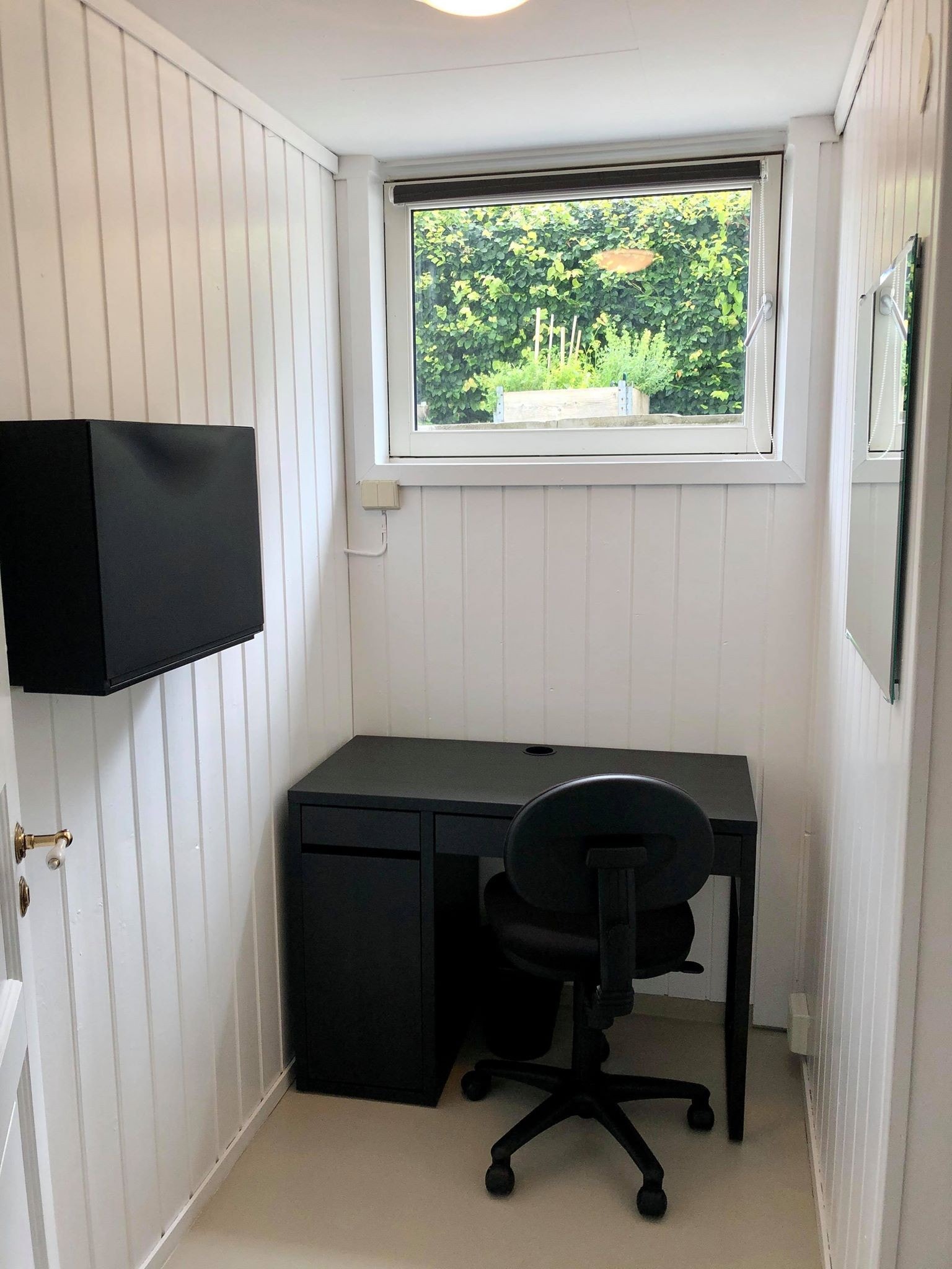 Rom ca 9-10 kv. meter. 3600 + strøm per mnd. Seng i egen avdeling, skrivepult, 2 dørs garderobeskap i gang utenfor, lite veggskap. Varmekabler i gulv. Galleribilde