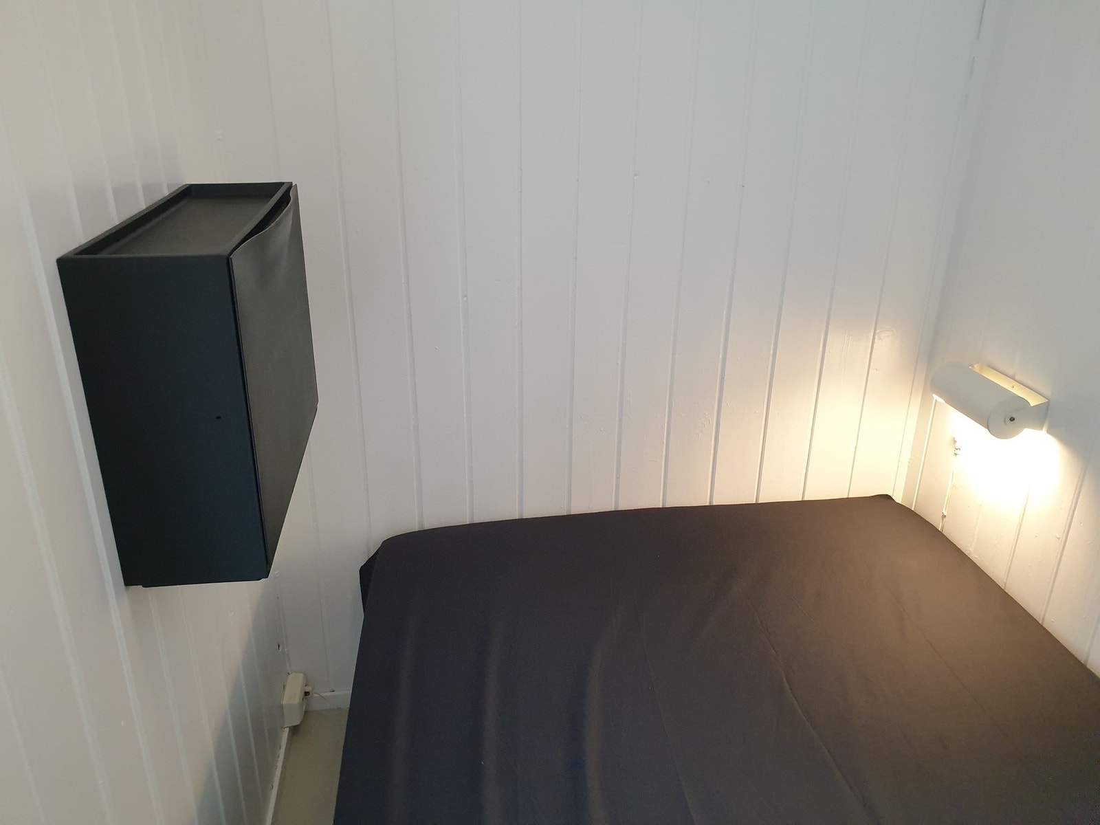 Rom ca 9-10 kv. meter. 3600 + strøm per mnd. Seng i egen avdeling, skrivepult, 2 dørs garderobeskap i gang utenfor, lite veggskap. Varmekabler i gulv. Galleribilde