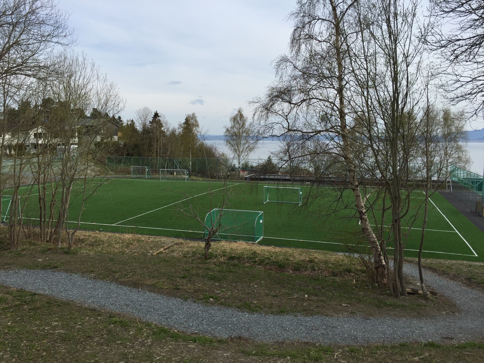 Ikke langt fra boligen har man en fotballbane Galleribilde