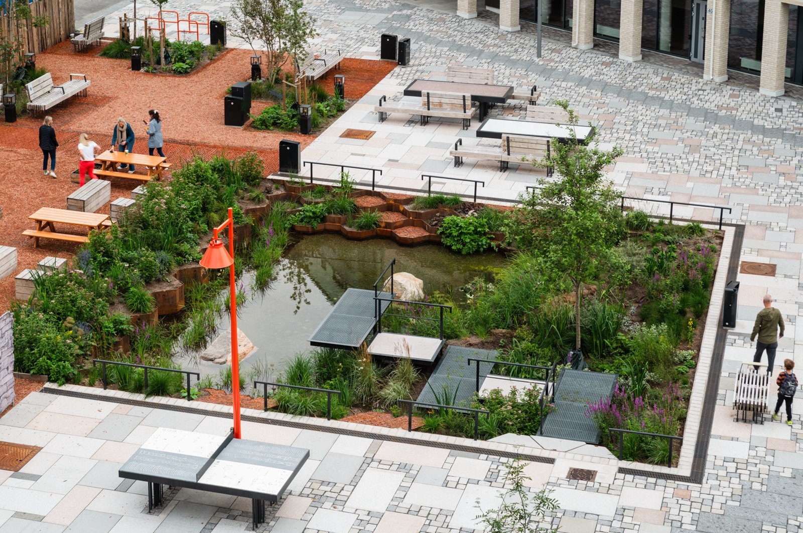 Vollebekk Torkvartal er oppkalt etter torget som er nærmeste nabo mot øst. Foto er tatt sommeren 2023. Foto SOLA Studio Oslo Landskapsarkitekter Galleribilde