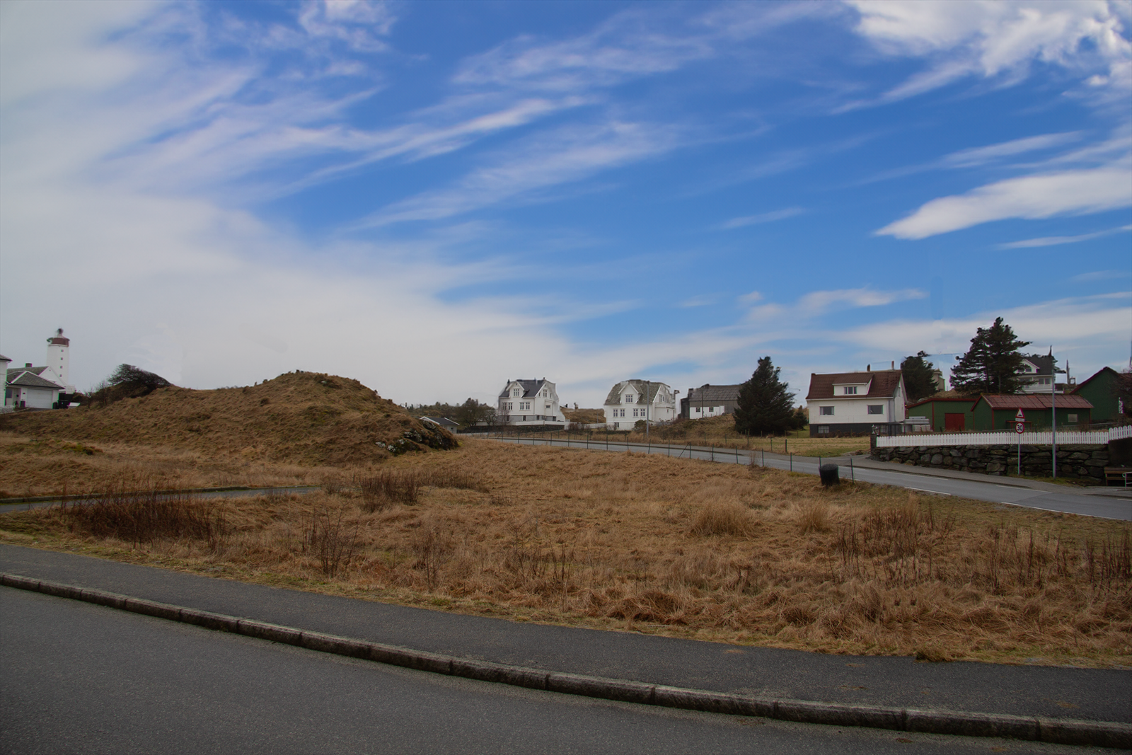 Denne vakre eiendommen ligger i hjertet av øya, rett ved den eneste rundkjøringen. Her får du den perfekte kombinasjonen av praktisk beliggenhet og fantastisk natur. Kvitsøy venter på deg med åpne armer. Galleribilde