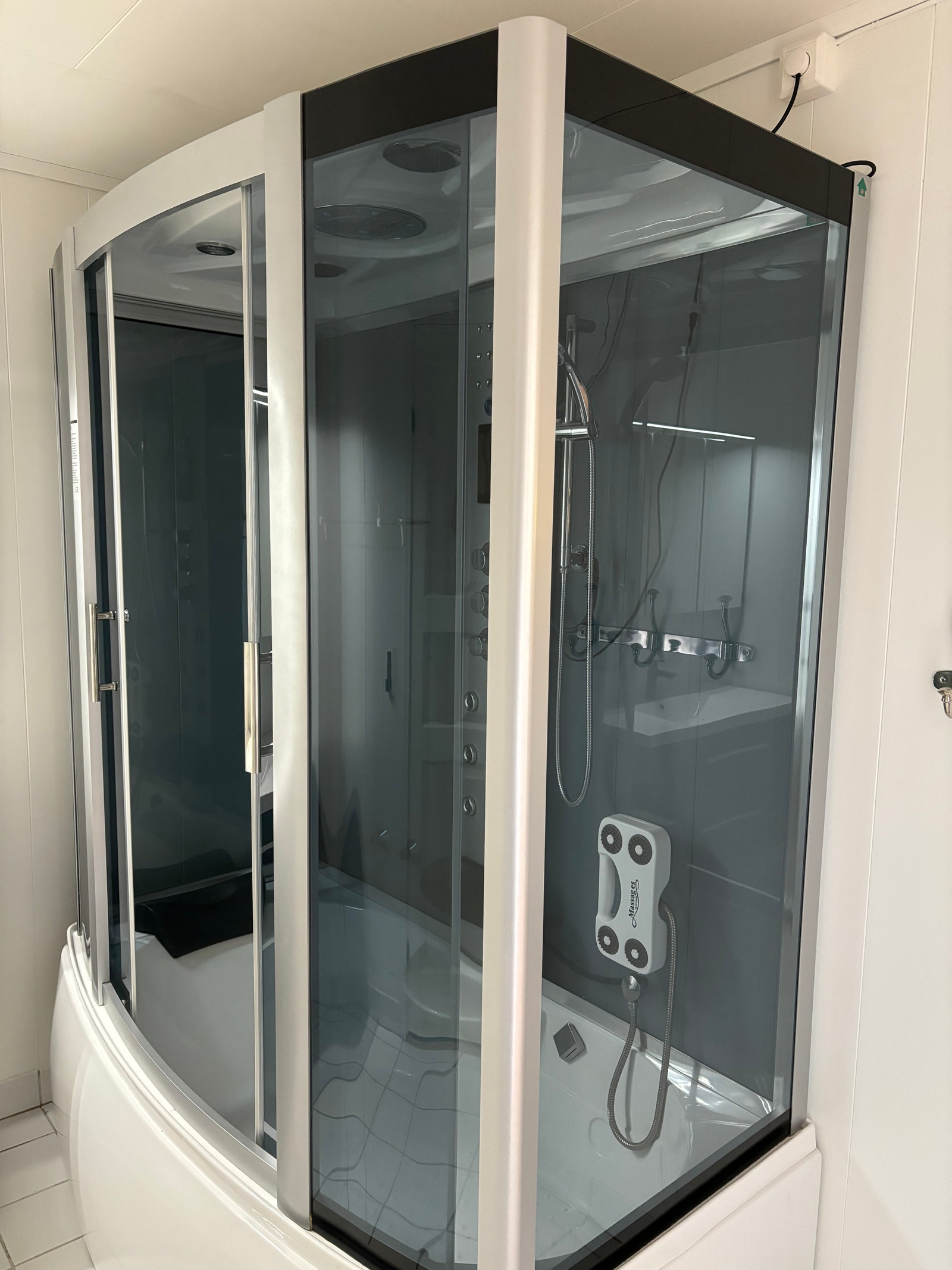 Badekar (170cm) med ulike dusjfunksjoner. Galleribilde