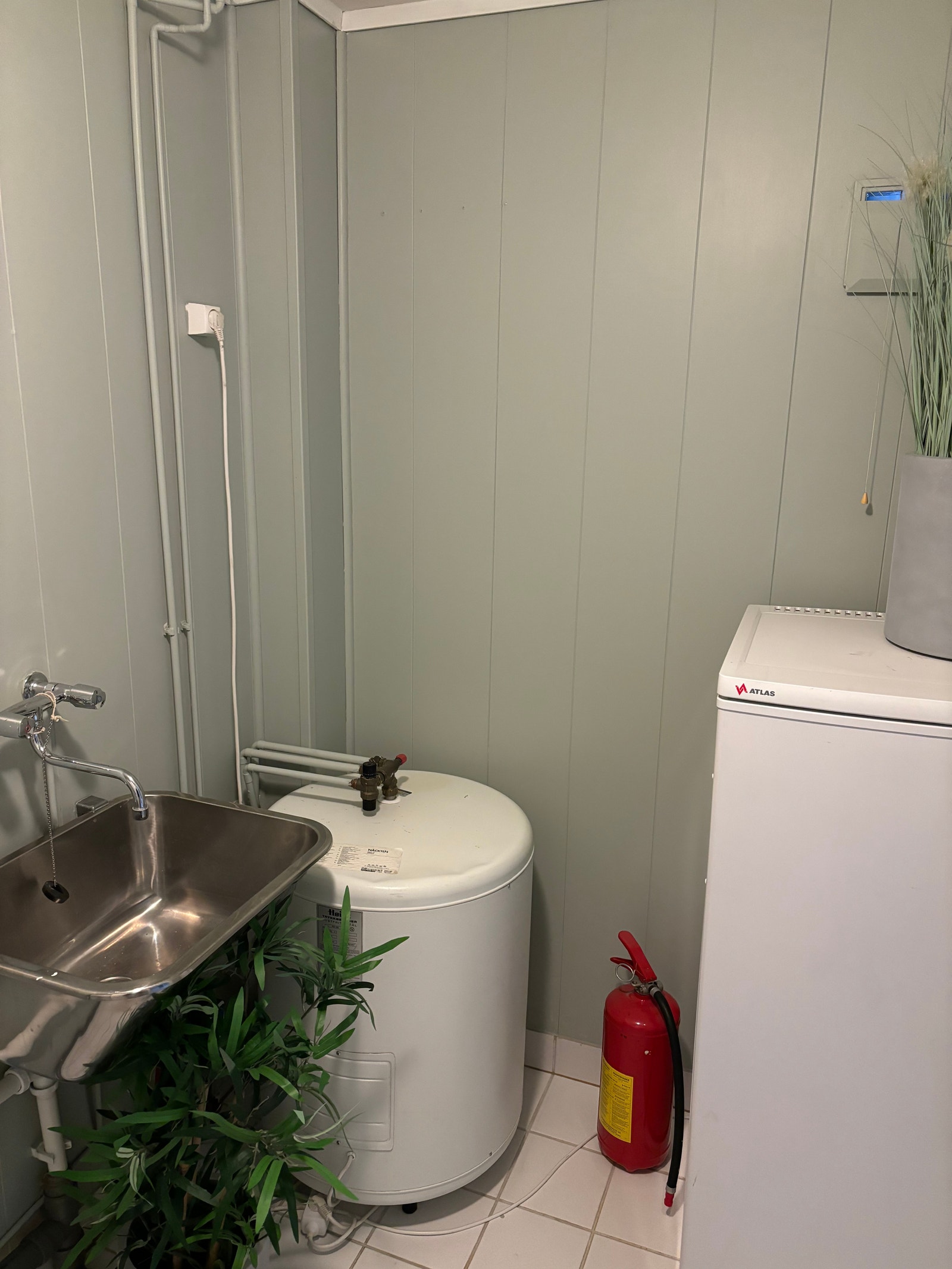 Fryseskap til høyre (i tillegg til det som er på kjøkkenet). Galleribilde