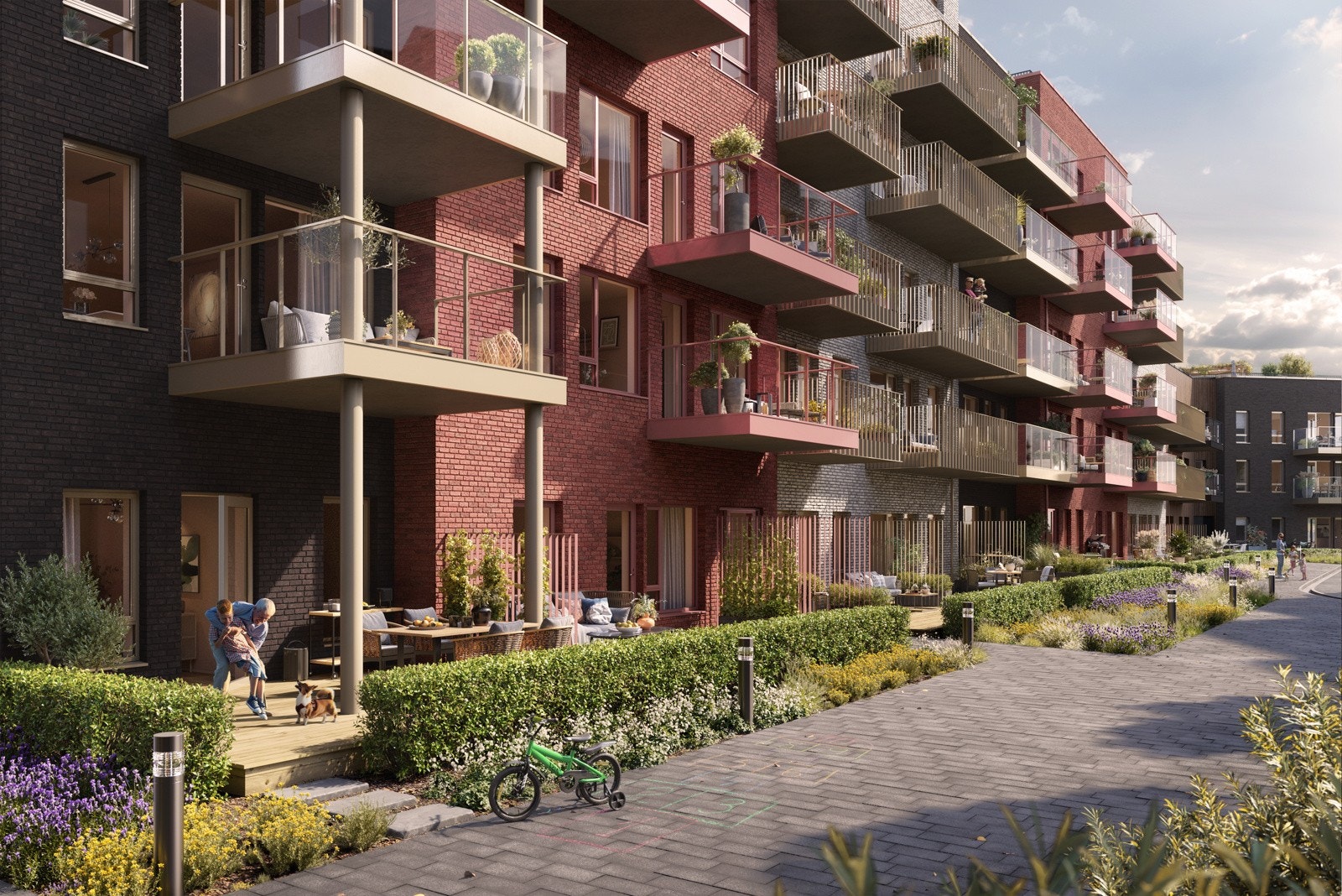 Gangvei som slynger seg forbi husene i et hyggelig gårdstun Galleribilde