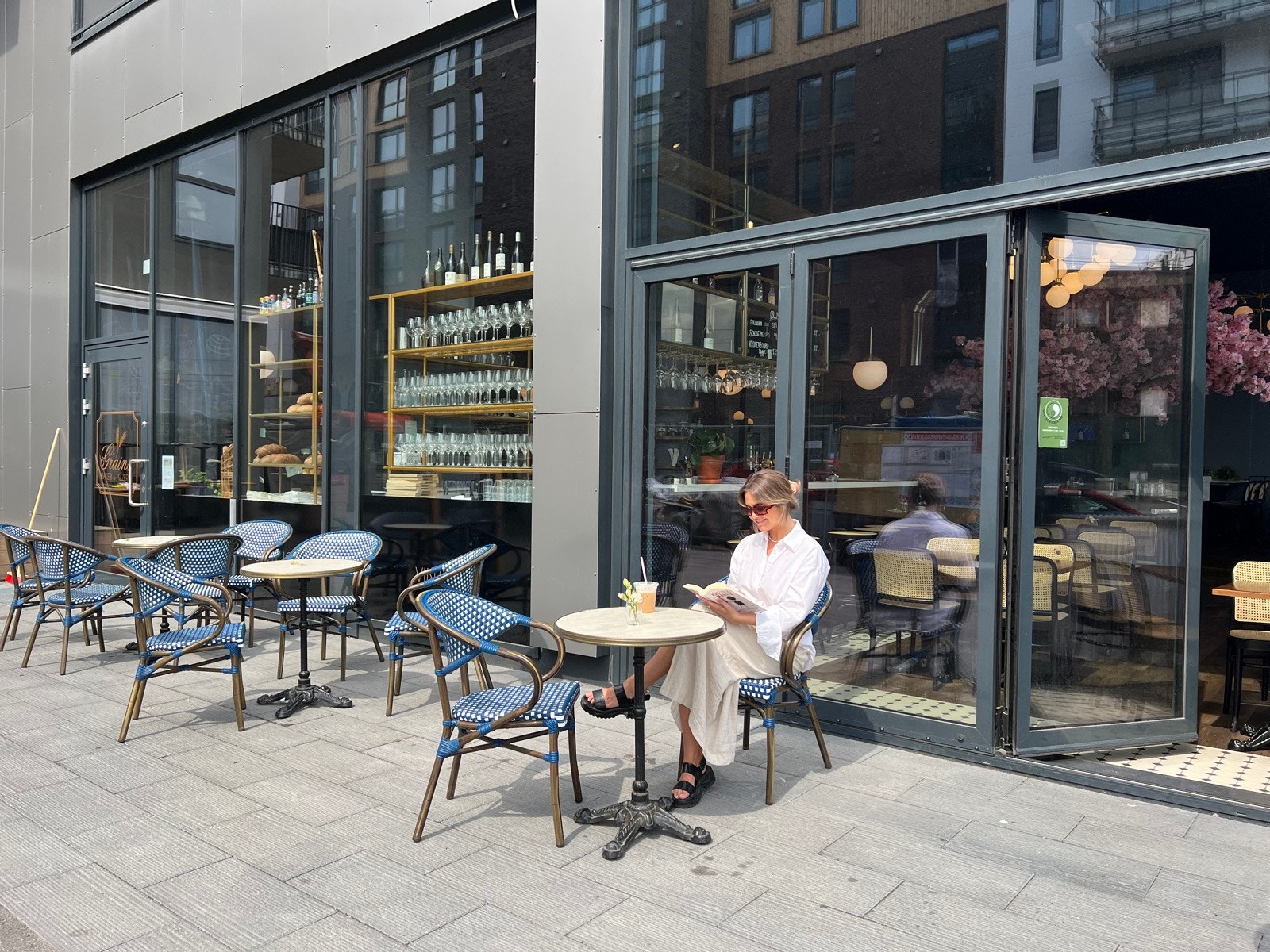 Godt å kunne nyte vårsolen på cafeen rett rundt hjørnet Galleribilde