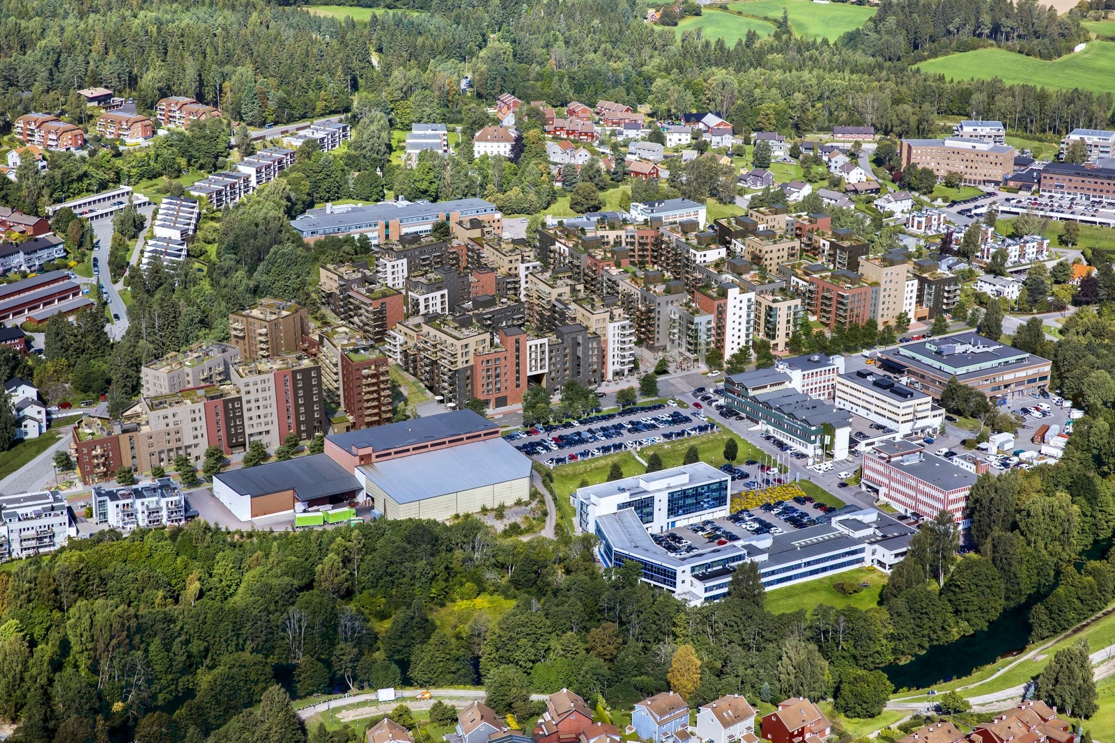 Hele Frysjaparken består totalt av fem borettslag og sameier: Frysjalia Borettslag, Kikut Sameie, Stilla Borettslag, Ager Borettslag og Frysjatunet Borettslag. Galleribilde