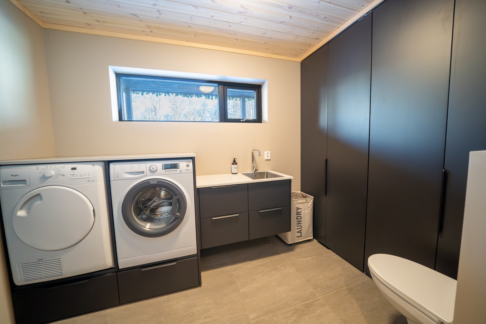 Vaskerom i tilsvarande bustad, med oppgradert innredning Galleribilde