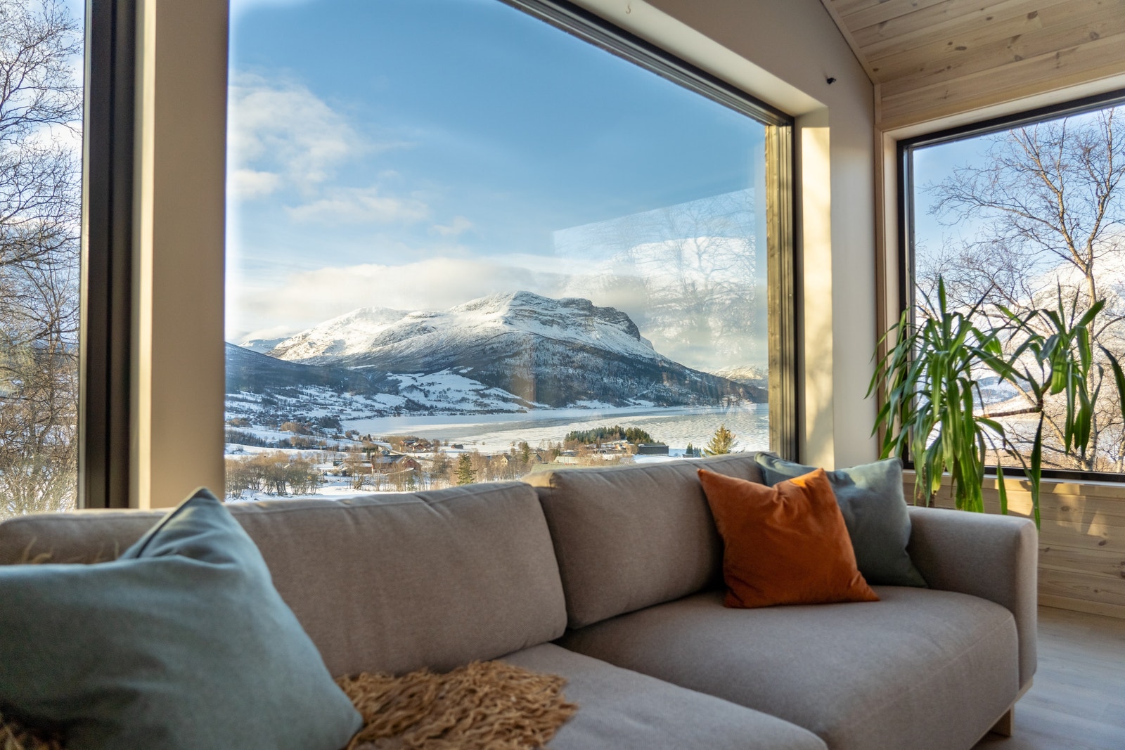 Utsyn mot Vang sentrum og Bergsfjellet frå tilsvarande bustad Galleribilde