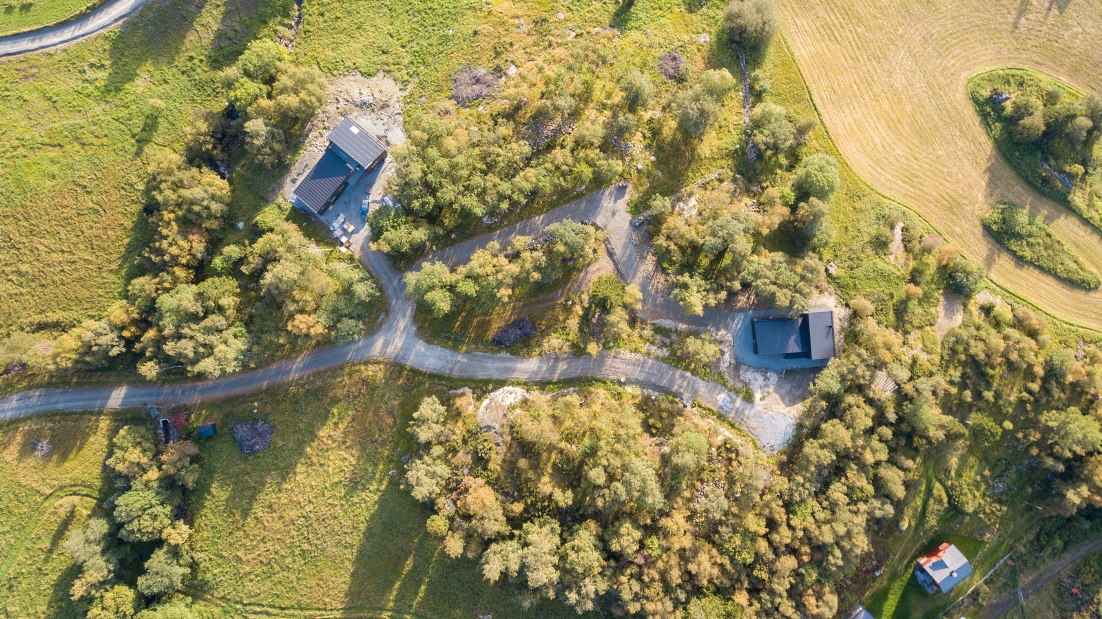 Dronefoto fra feltet høsten 2023, med bebyggelse på Tomt 1 og Tomt 5. Galleribilde