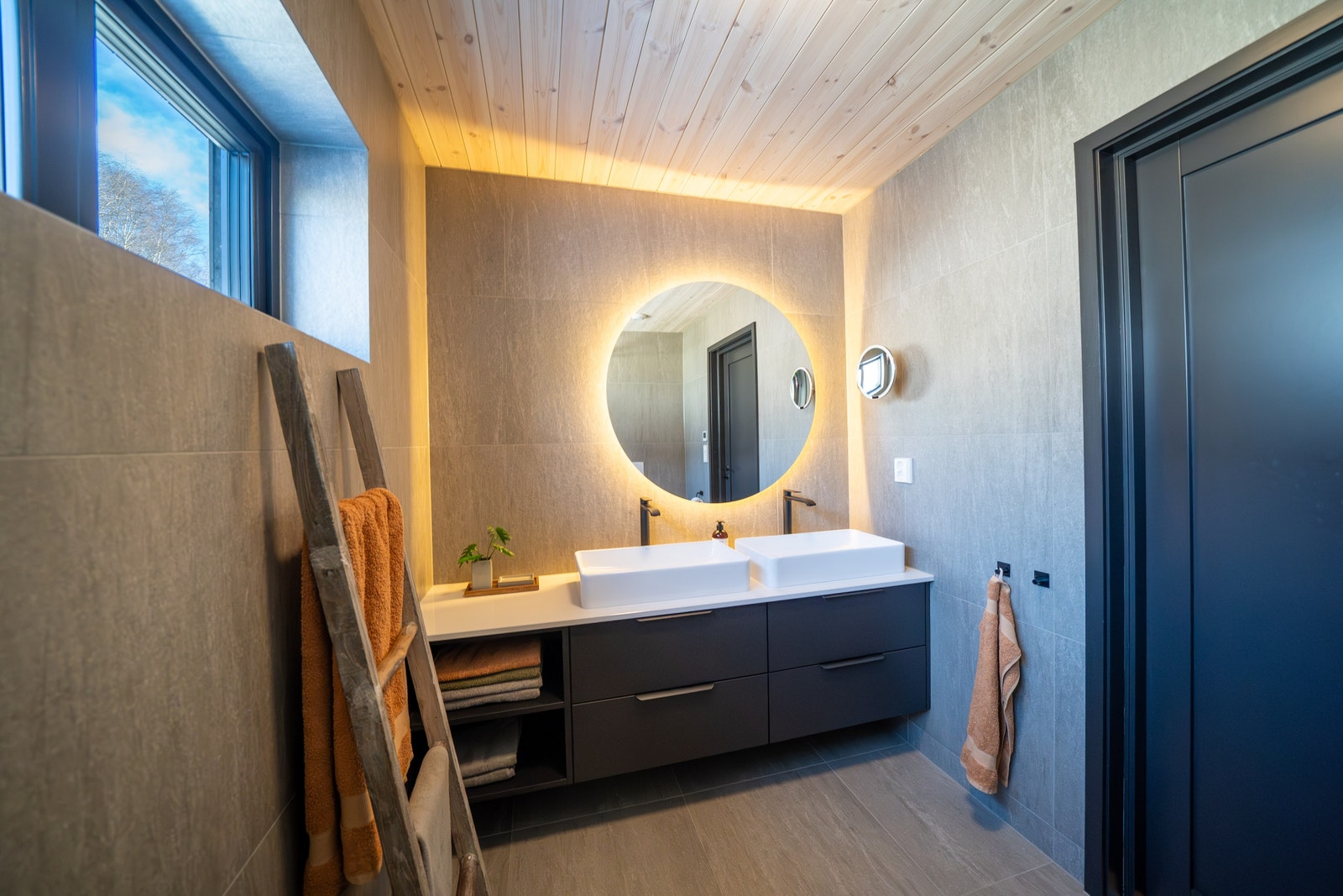 Baderom i tilsvarande bustad, med oppgradert innredning Galleribilde