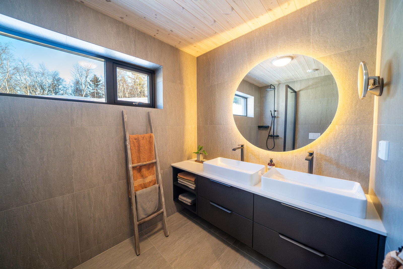 Baderom i tilsvarande bustad, med oppgradert innredning Galleribilde