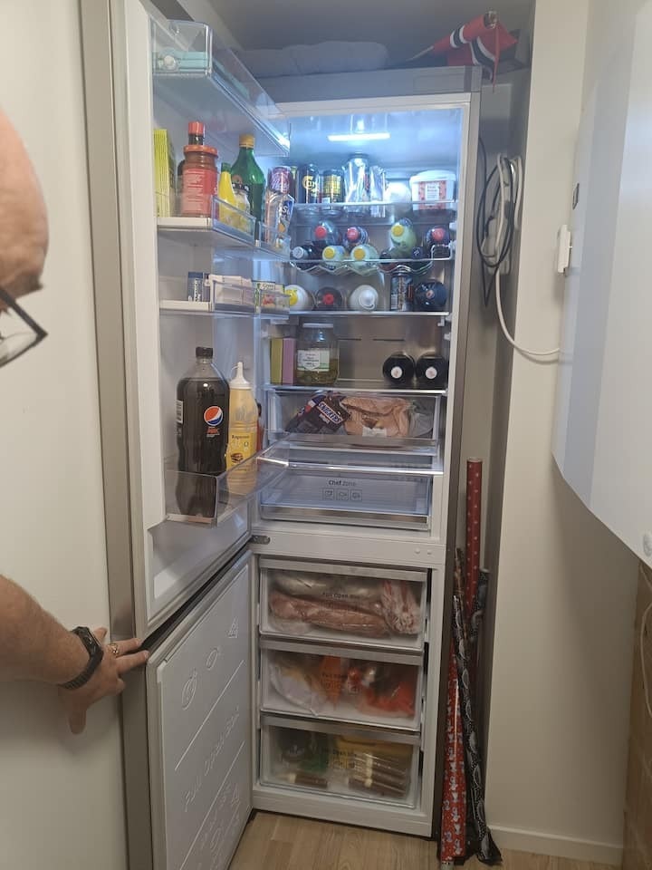 Innvendig bod med kurver til klær og ekstra kjøl/frys Galleribilde