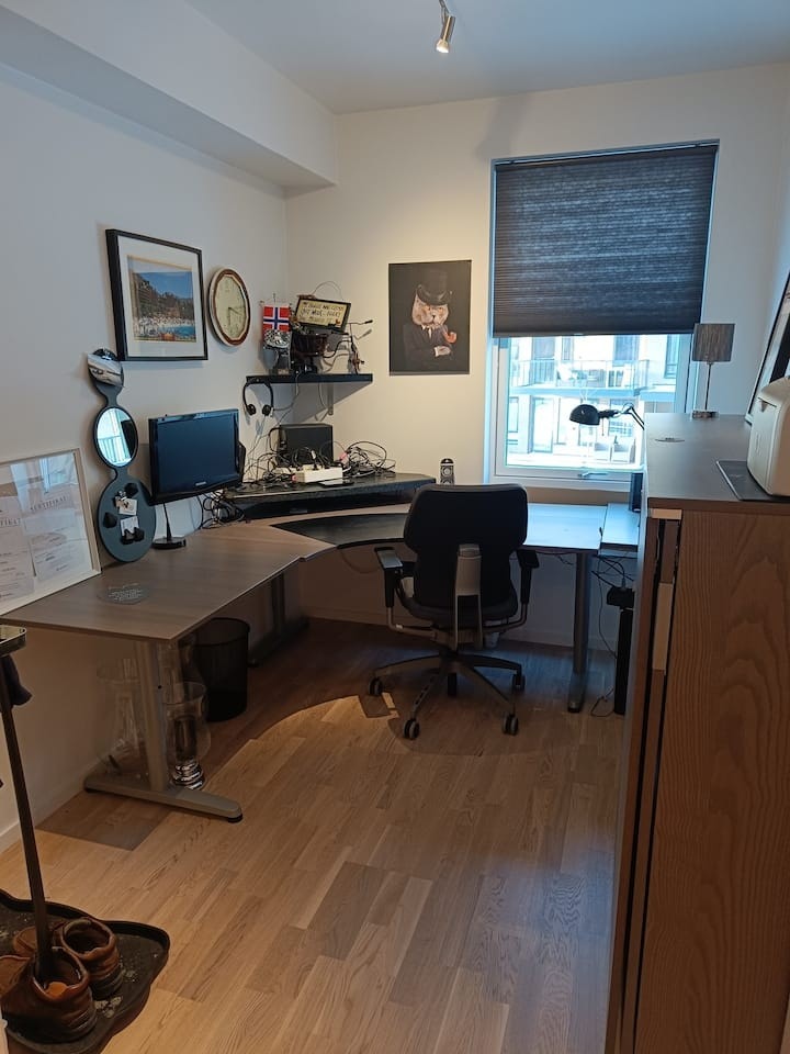 Et soverom er gjort om til kontor Galleribilde