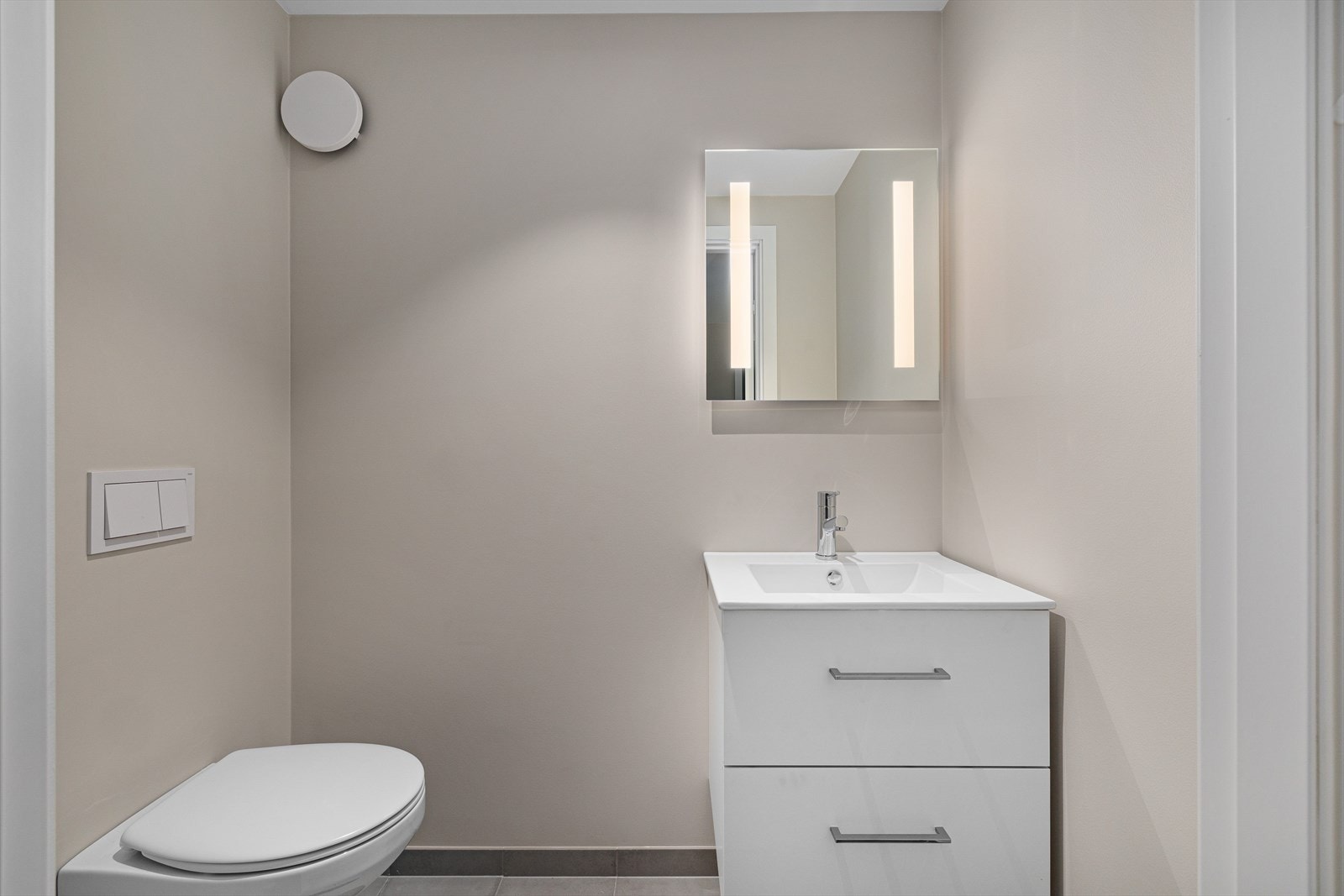 Leilighetene holder en meget høy standard med flott flislagt bad, eget gjestetoalett med vegghengt toalett og nedfelt servant i innredning. Galleribilde