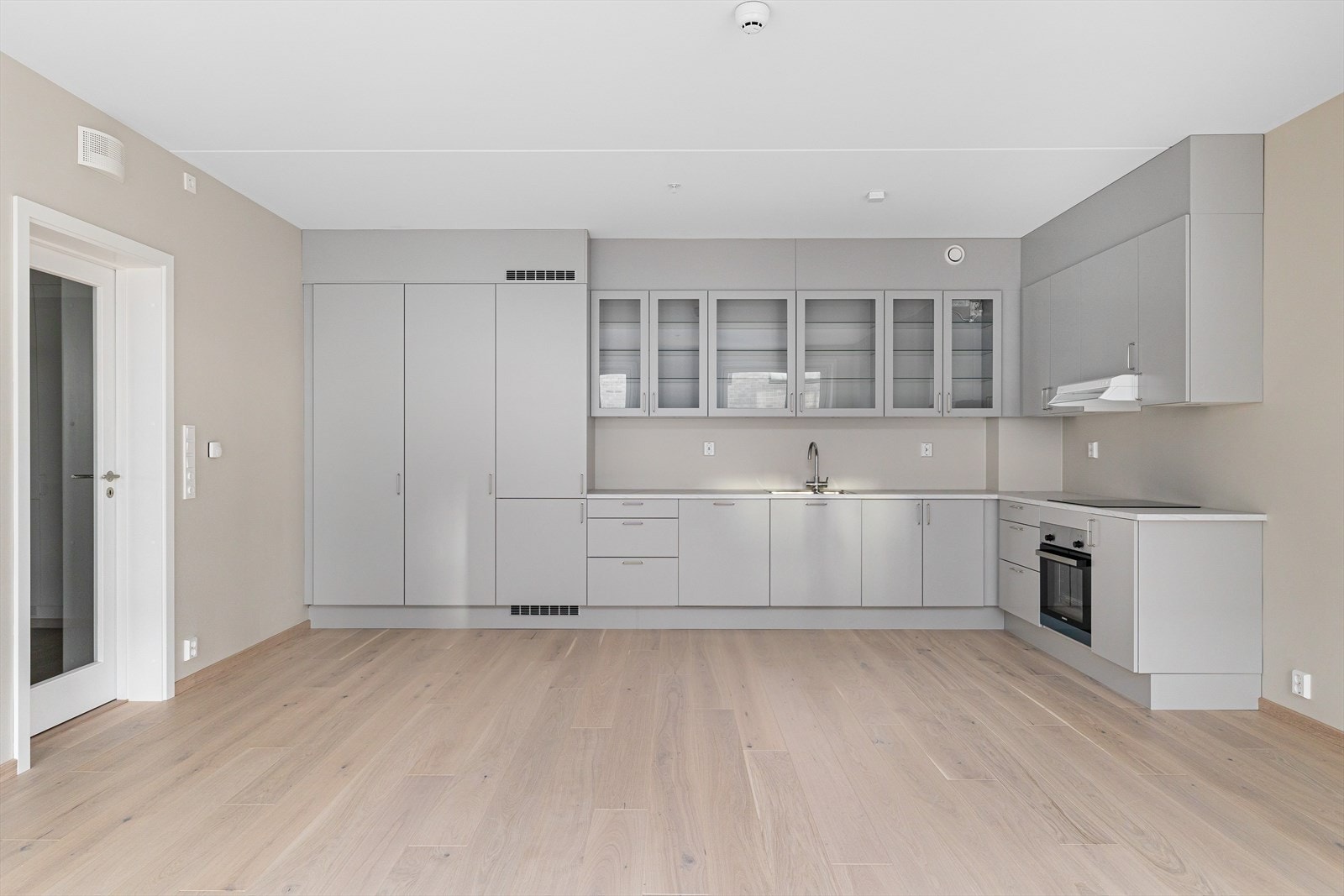 Delikat HTH kjøkkeninnredning med integrerte hvitevarer fra Siemens. Oppvaskmaskin, kjøl/frys, platetopp. Kjøkken på 402 avviker noe fra illustrasjon. Galleribilde