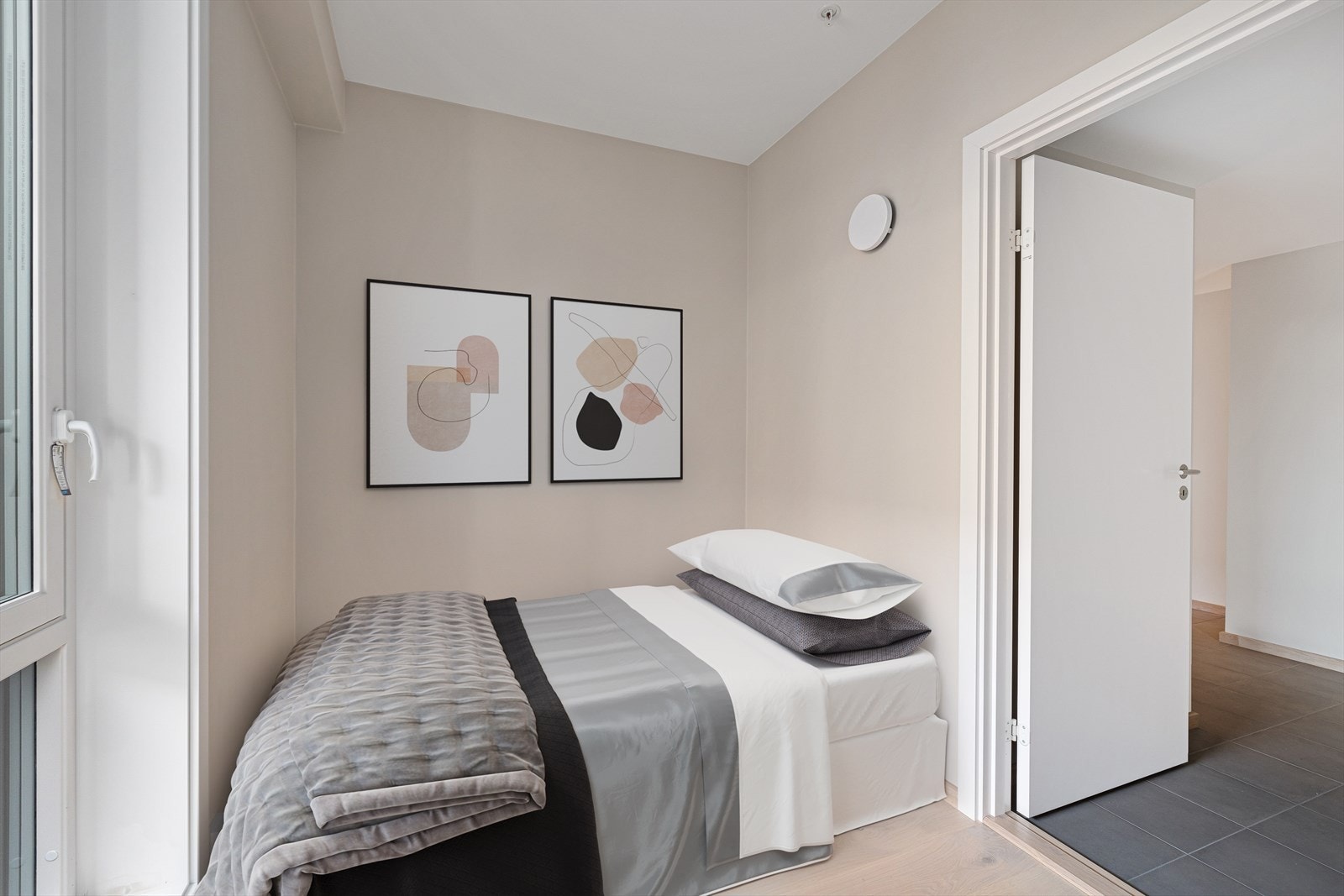 Boligen har 2 soverom. Hovedsoverom med romsmlig skyvedørsgarderobe. Bildene er digitalt stylet. Galleribilde