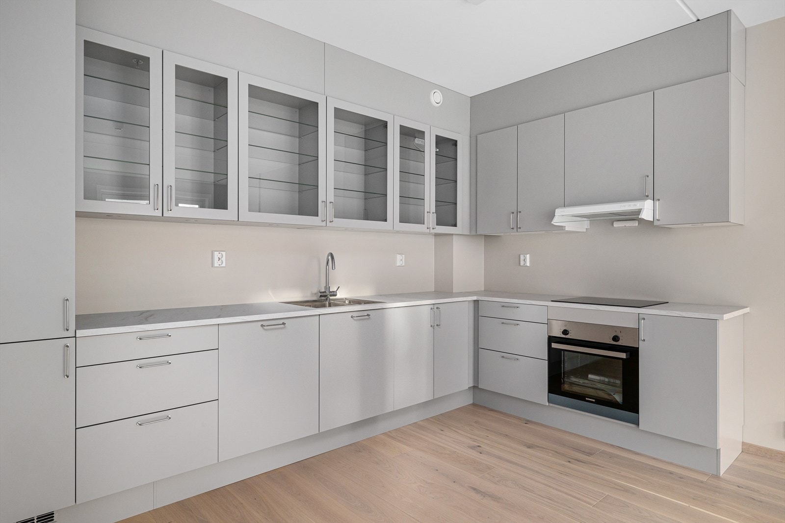 Delikat HTH kjøkkeninnredning med integrerte hvitevarer fra Siemens. Oppvaskmaskin, kjøl/frys, platetopp. Kjøkken på 402 avviker noe fra illustrasjon. Galleribilde