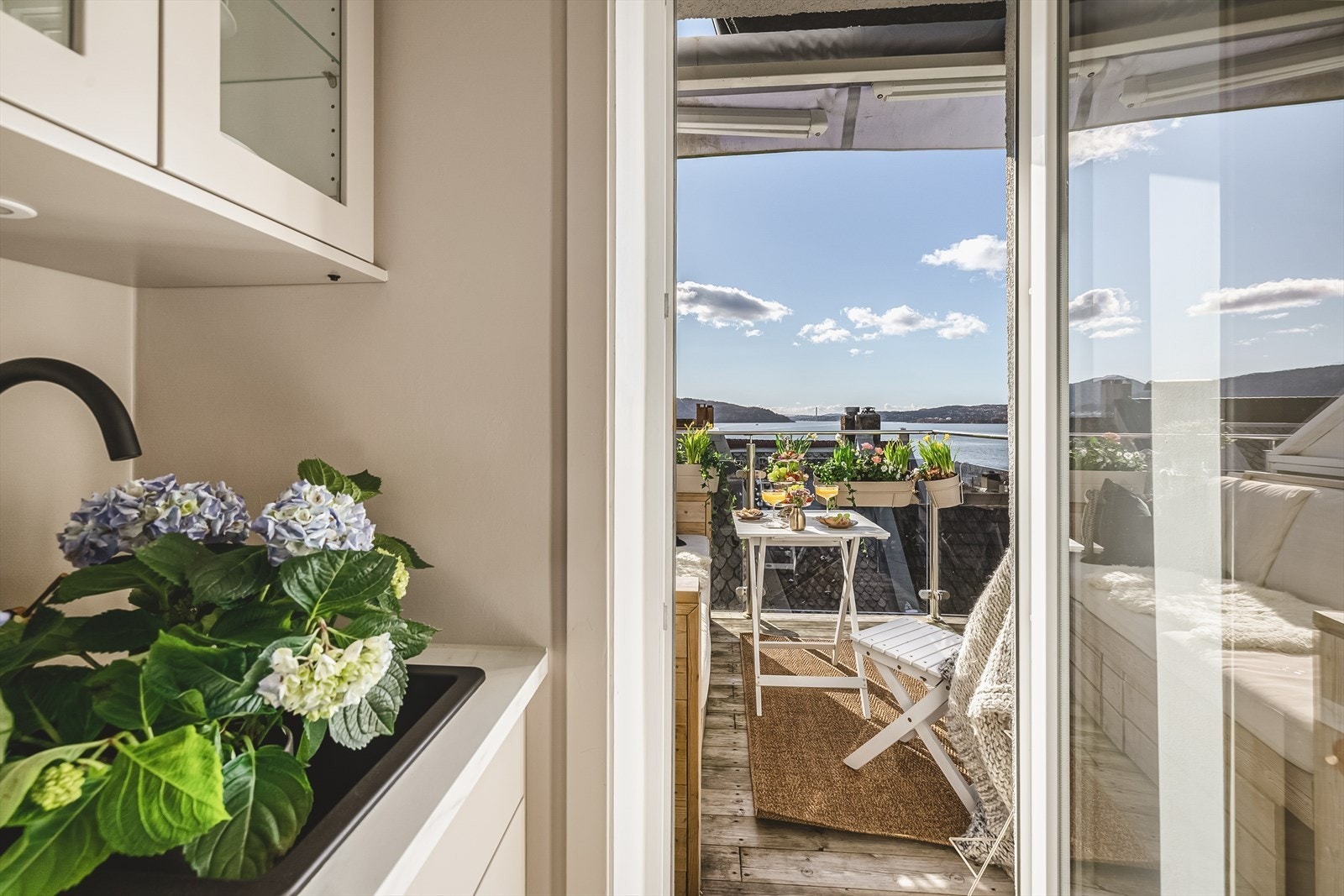 Utgang til balkong fra kjøkken Galleribilde