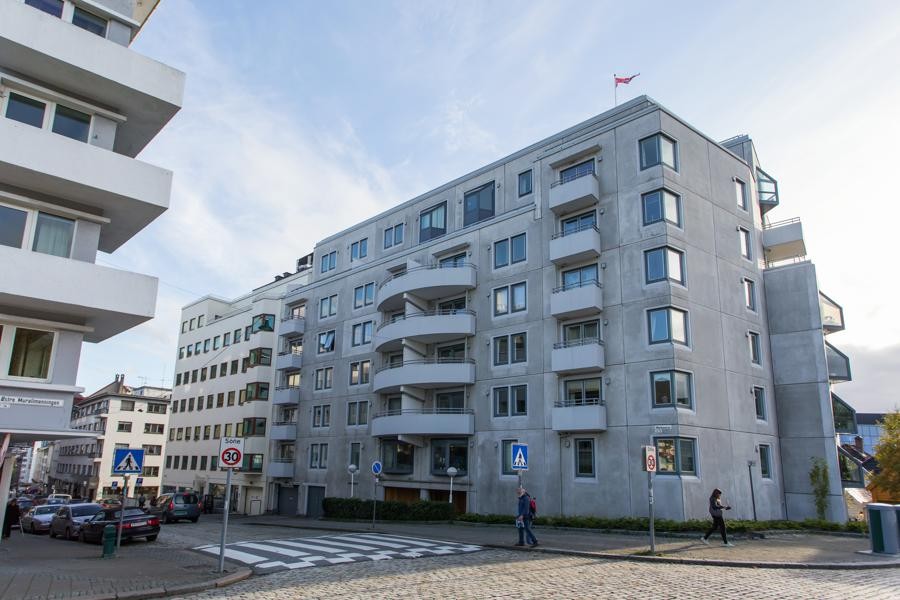 Inngang. Øverste "runde" balkong til høyre Galleribilde