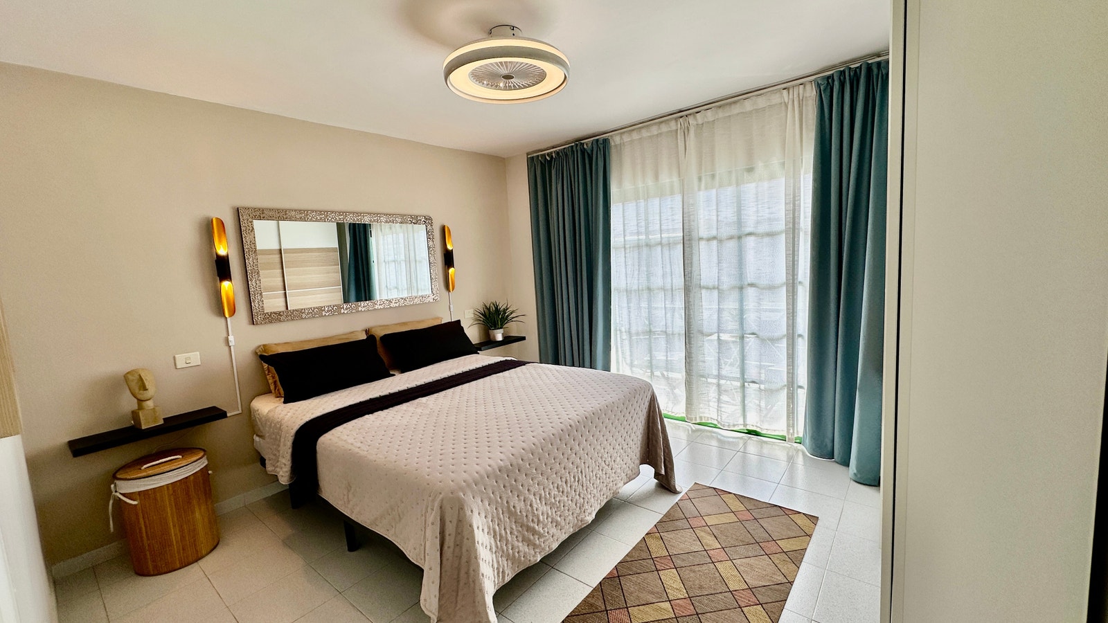 Soverom 1 med balkong. Seng 160 cm x 200 cm Galleribilde