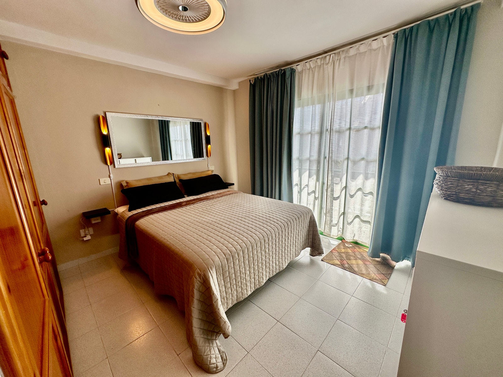 Soverom 2 med balkong. Seng 160 cm x 200 cm Galleribilde