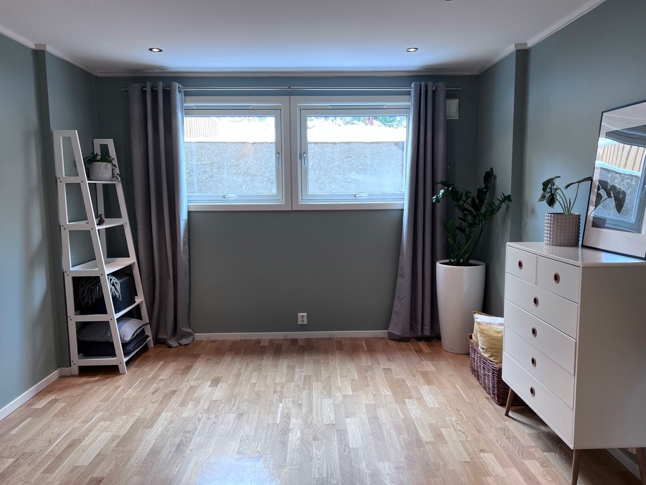 Store vinduer med sol fra tidlig på morgen av Galleribilde