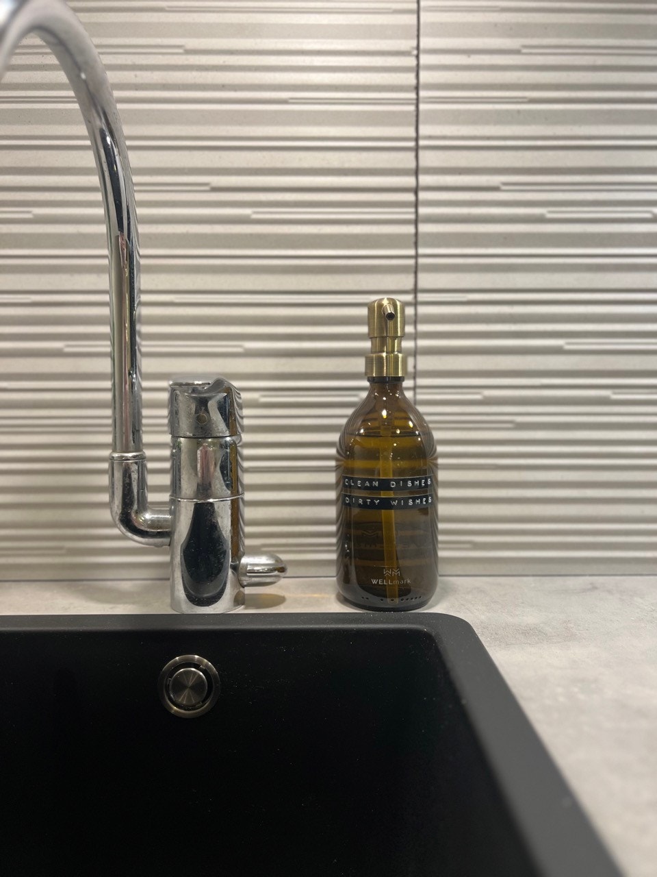 Fliselagt splashback og nedfelt vaskekum Galleribilde