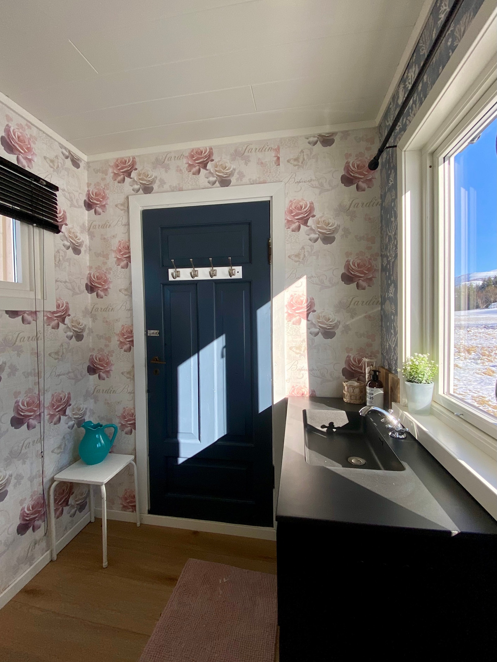 Nybygget baderom med ny dusj og servant, og toalett Galleribilde