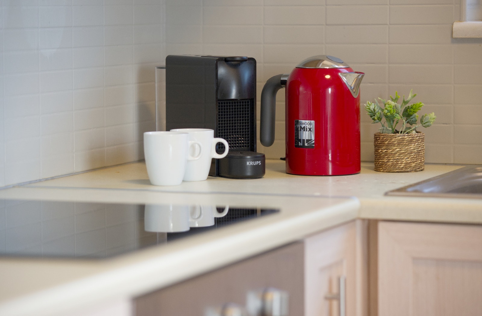 Nespressomaskin og vannkoker på kjøkkenet Galleribilde