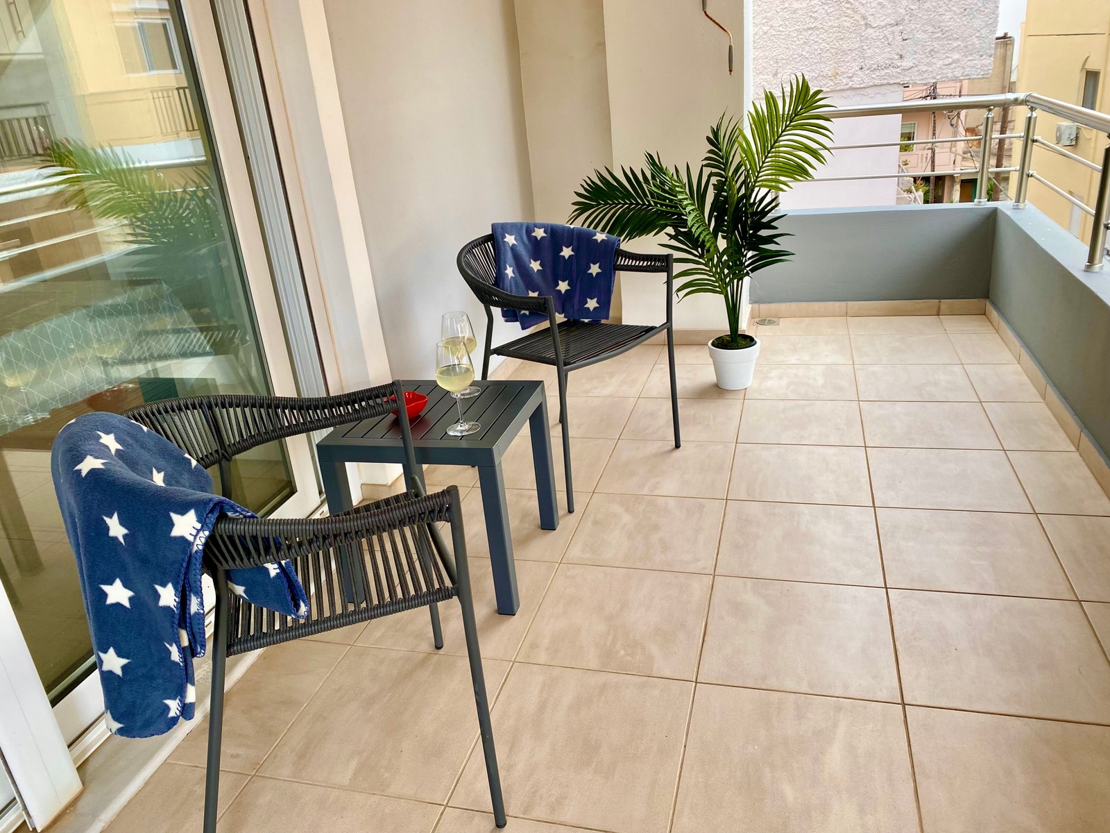 Romslig veranda med pergola for solskjerming Galleribilde