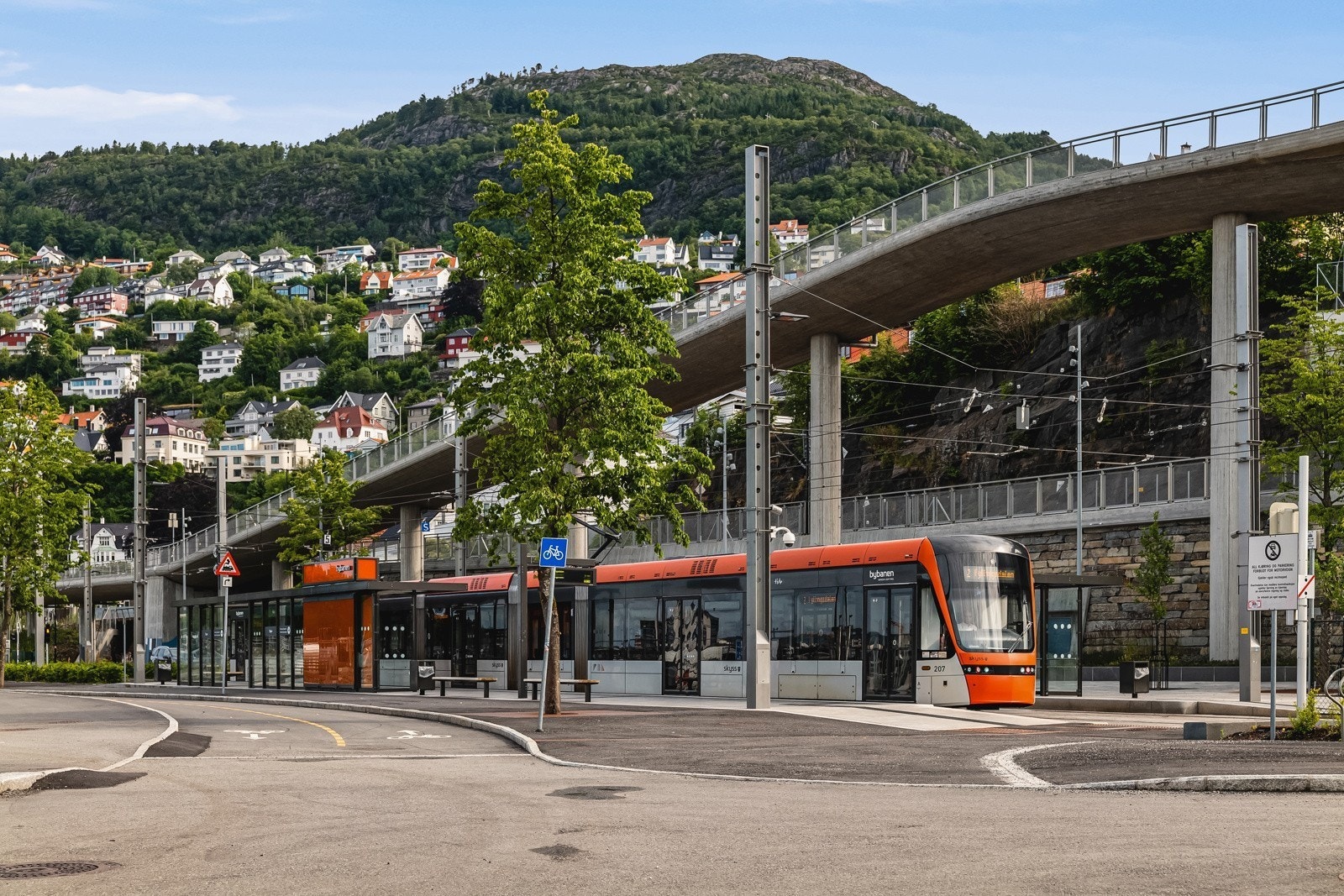 Fra gatedøren vil det kun være en kort spasertur bort til Fløen stasjon. Galleribilde