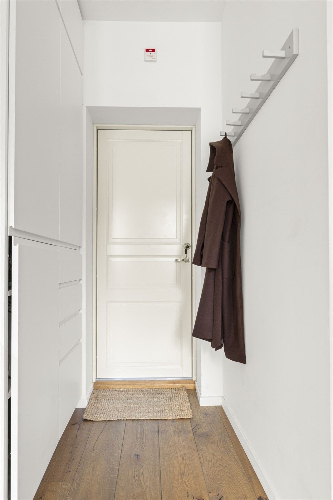 Til venstre ser du skap - du får plass til det du trenger Galleribilde